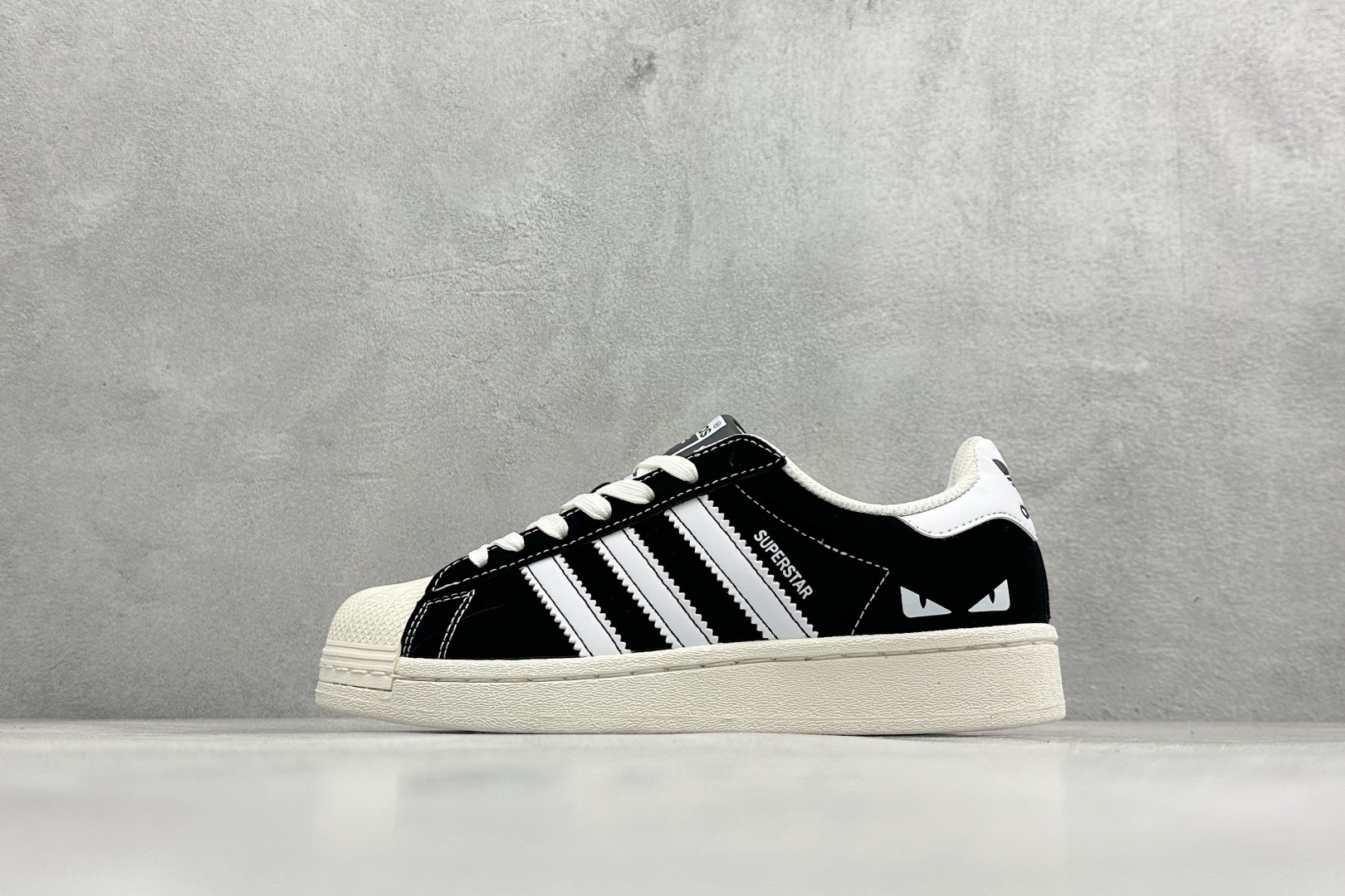 福利特价AD Originals Superstar 联名贝壳头板鞋采用全新头层拼接皮革材质 后跟采用特