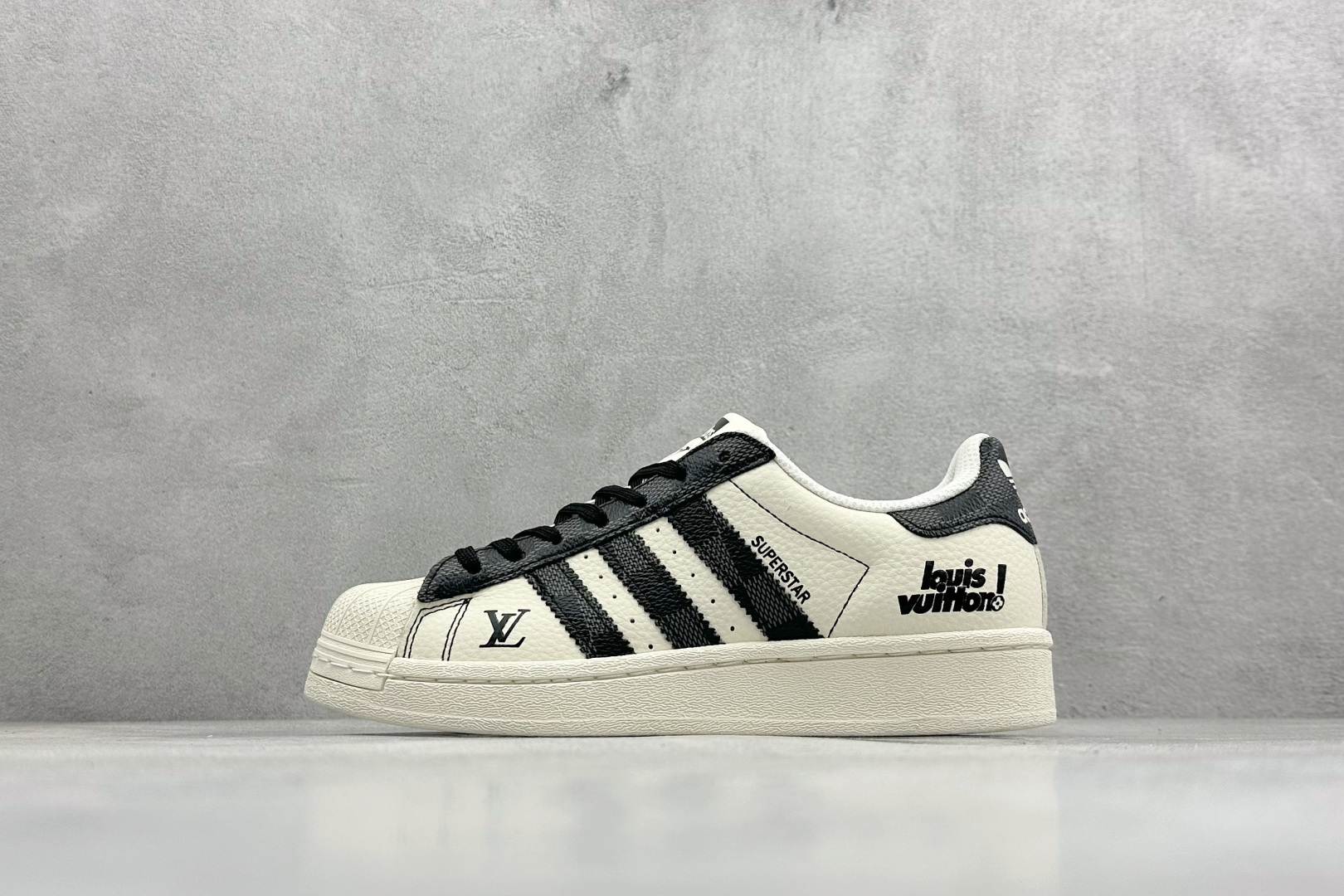 福利特价AD Originals Superstar 联名贝壳头板鞋采用全新头层拼接皮革材质 后跟采用特