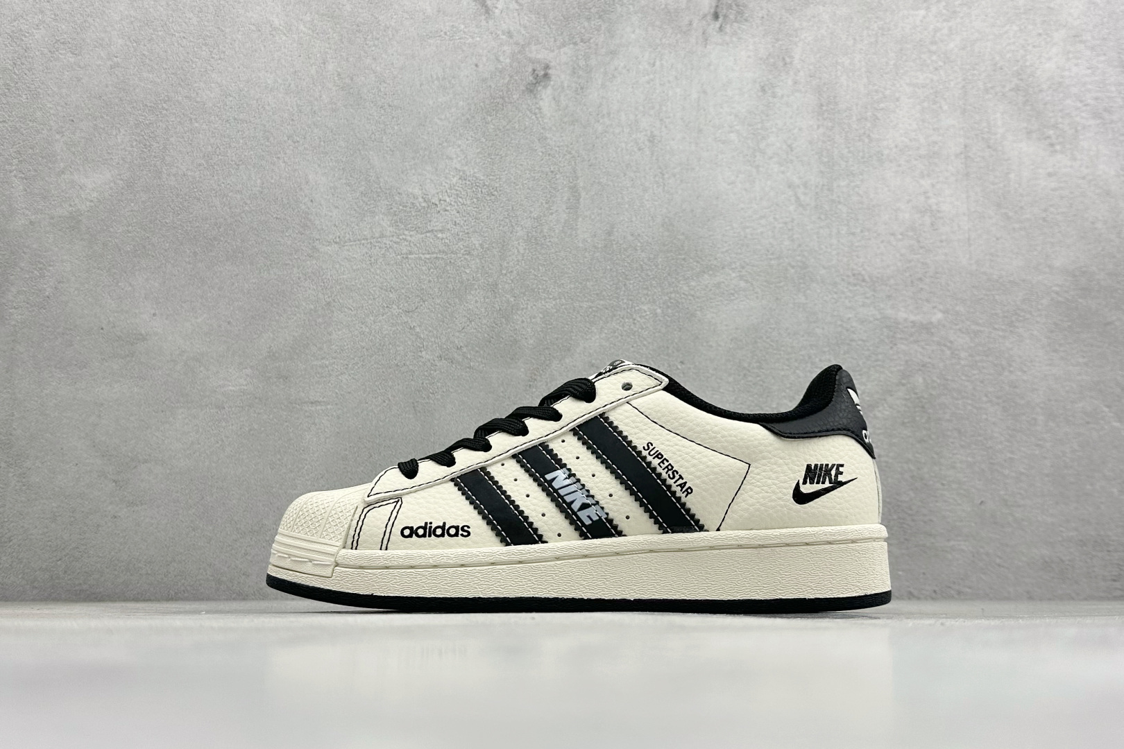 福利特价AD Originals Superstar 联名贝壳头板鞋采用全新头层拼接皮革材质 后跟采用特