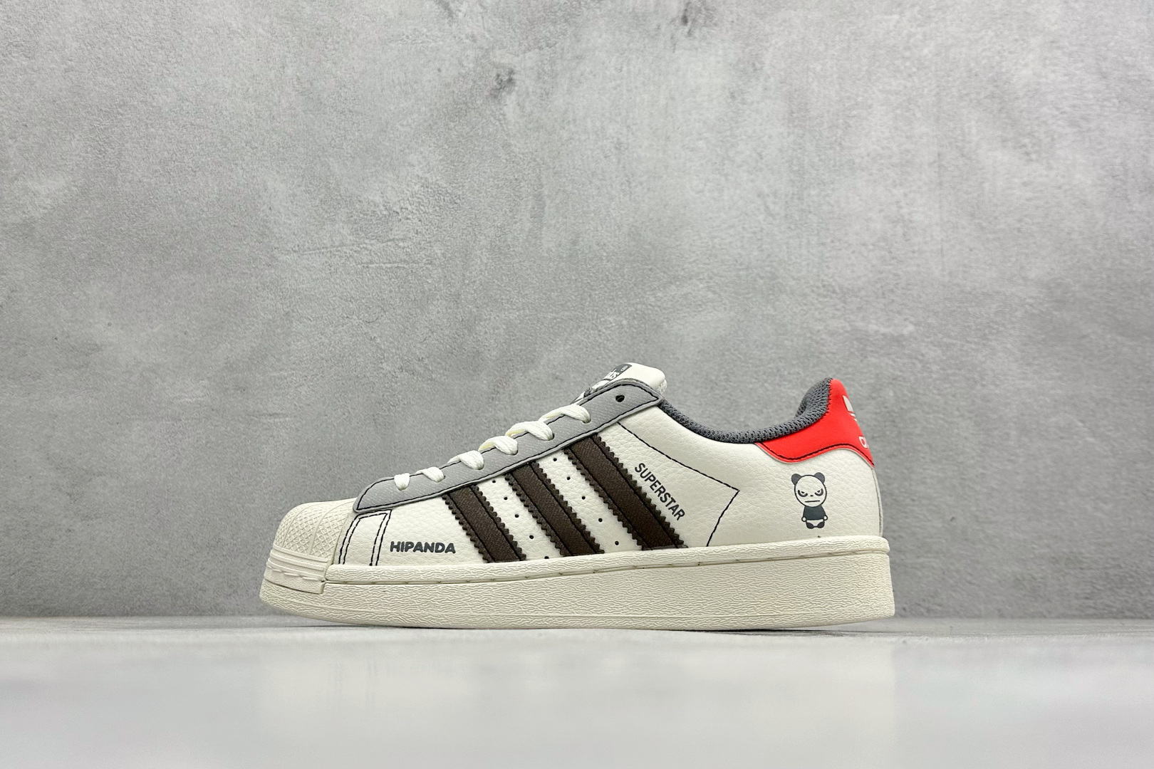 福利特价AD Originals Superstar 联名贝壳头板鞋采用全新头层拼接皮革材质 后跟采用特