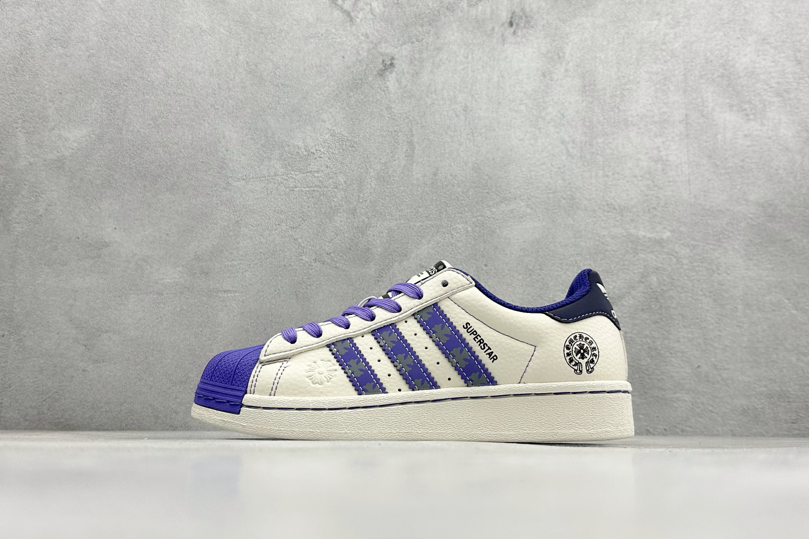 福利特价AD Originals Superstar 联名贝壳头板鞋采用全新头层拼接皮革材质 后跟采用特