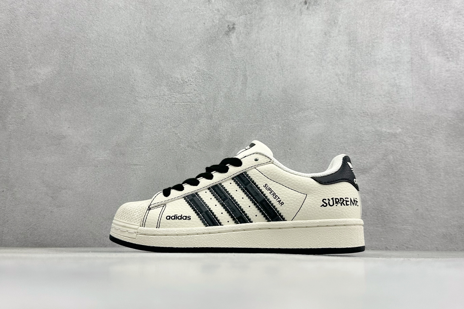 福利特价AD Originals Superstar 联名贝壳头板鞋采用全新头层拼接皮革材质 后跟采用特