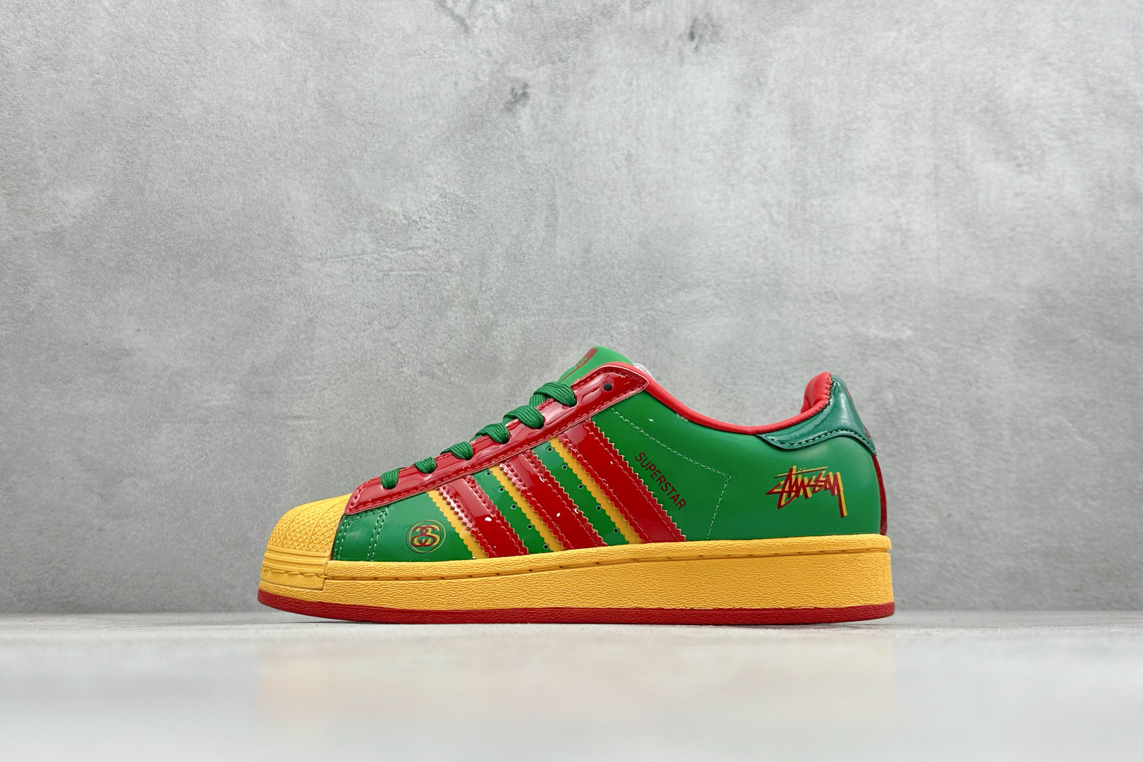 福利特价AD Originals Superstar 联名贝壳头板鞋采用全新头层拼接皮革材质 后跟采用特