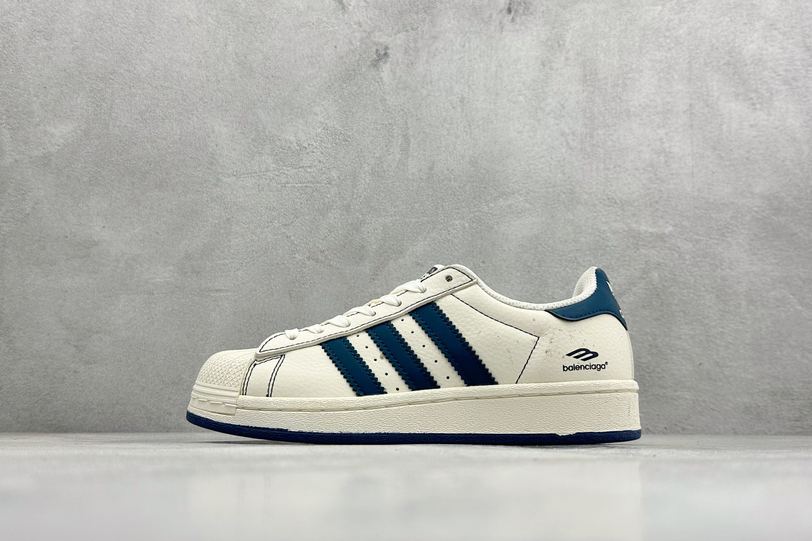 福利特价AD Originals Superstar 联名贝壳头板鞋采用全新头层拼接皮革材质 后跟采用特