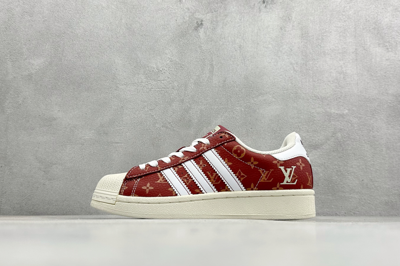 福利特价AD Originals Superstar 联名贝壳头板鞋采用全新头层拼接皮革材质 后跟采用特