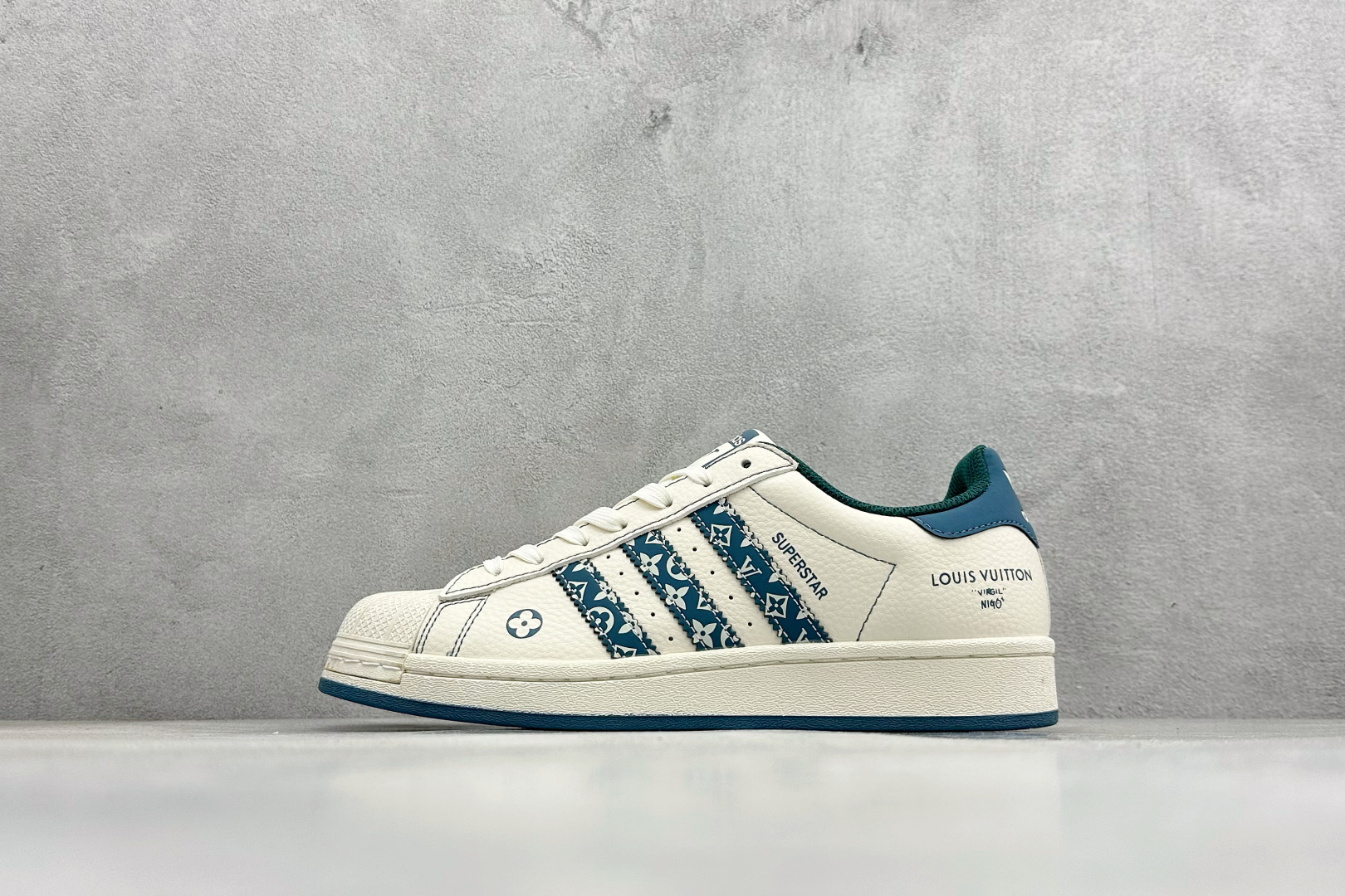 福利特价AD Originals Superstar 联名贝壳头板鞋采用全新头层拼接皮革材质 后跟采用特