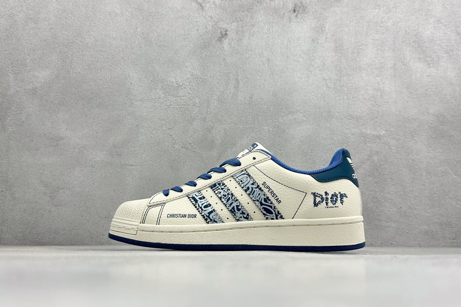 福利特价AD Originals Superstar 联名贝壳头板鞋采用全新头层拼接皮革材质 后跟采用特