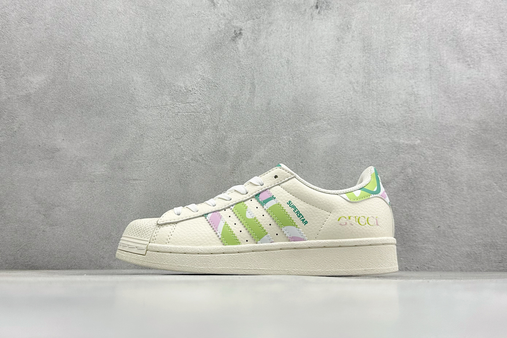 福利特价AD Originals Superstar 联名贝壳头板鞋采用全新头层拼接皮革材质 后跟采用特