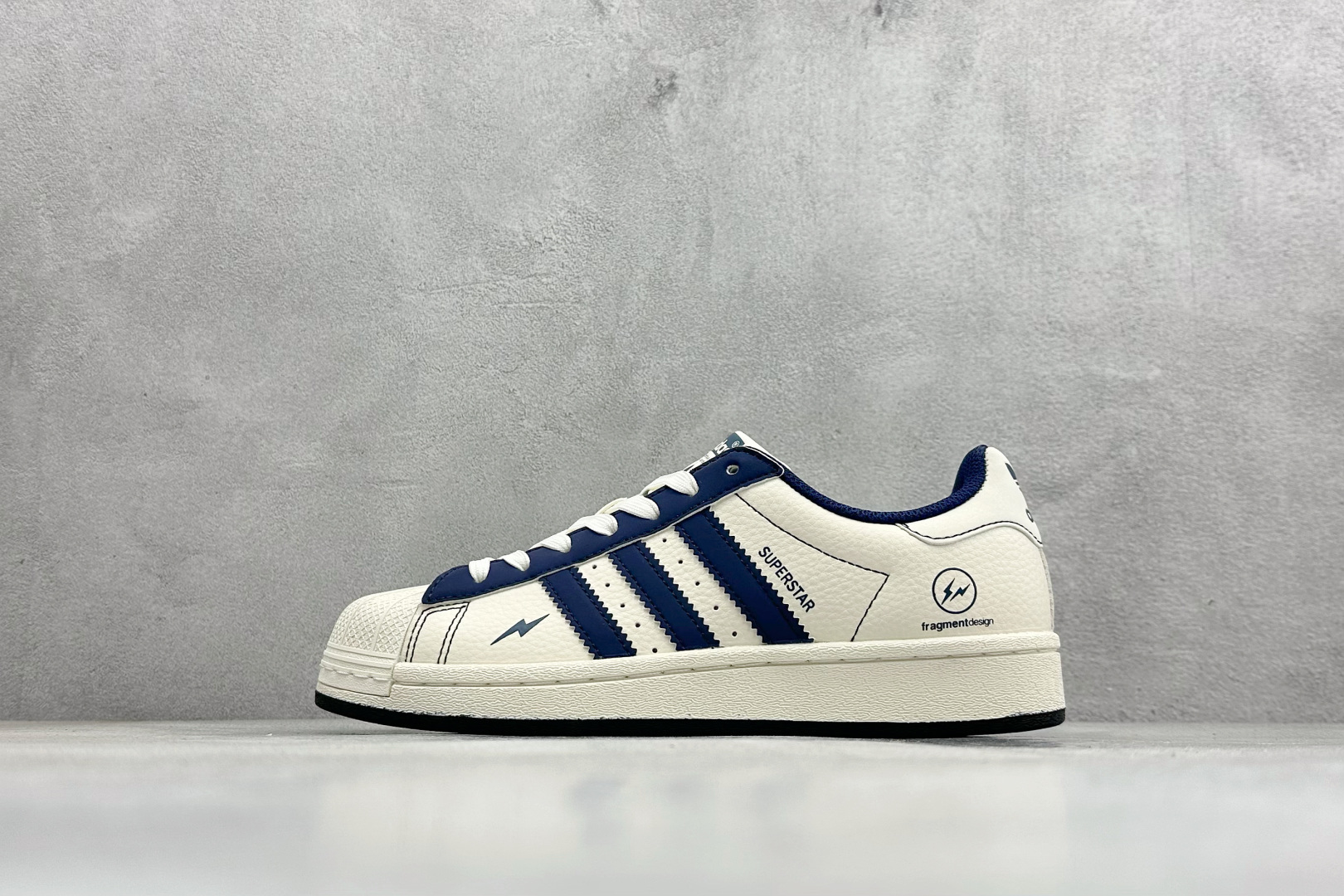 福利特价AD Originals Superstar 联名贝壳头板鞋采用全新头层拼接皮革材质 后跟采用特