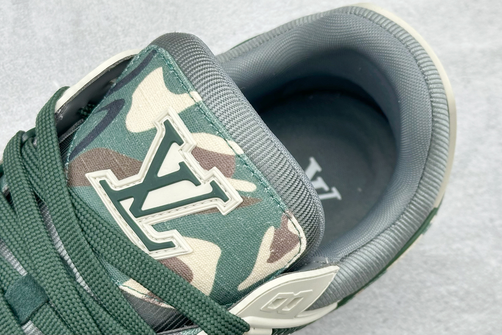 YS纯原广奢高端货 LOUIS VUITT×Nigo 联名款 路易威登 LV Trainer FW25 帆布军绿色