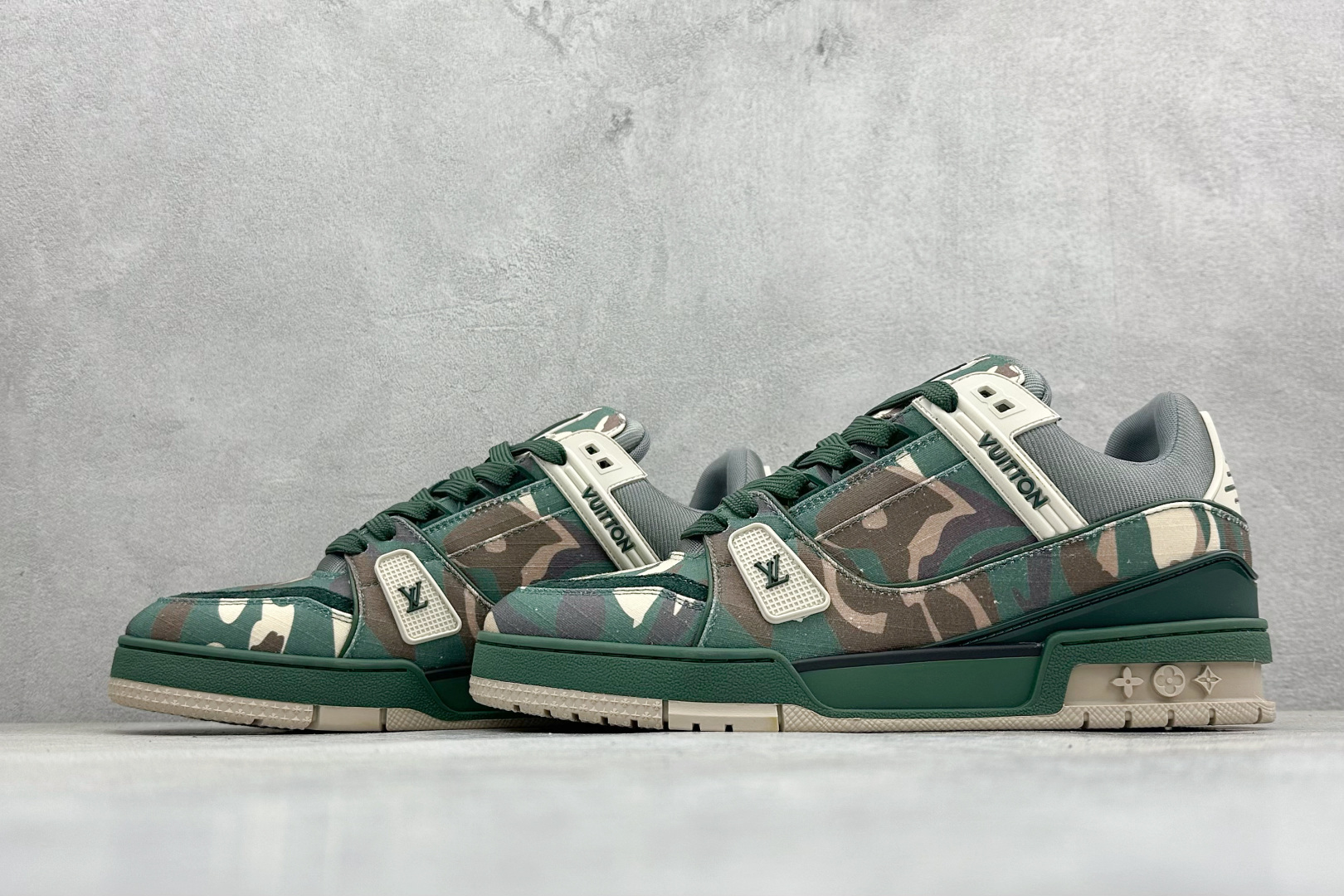 YS纯原广奢高端货 LOUIS VUITT×Nigo 联名款 路易威登 LV Trainer FW25 帆布军绿色