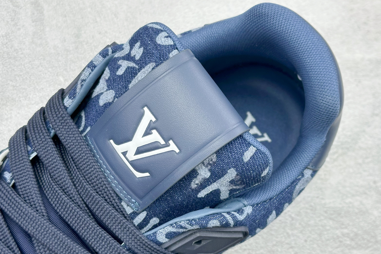 YS纯原广奢高端货 LOUIS VUITT×Nigo 联名款 路易威登 LV Trainer FW25 牛皮革 蓝色