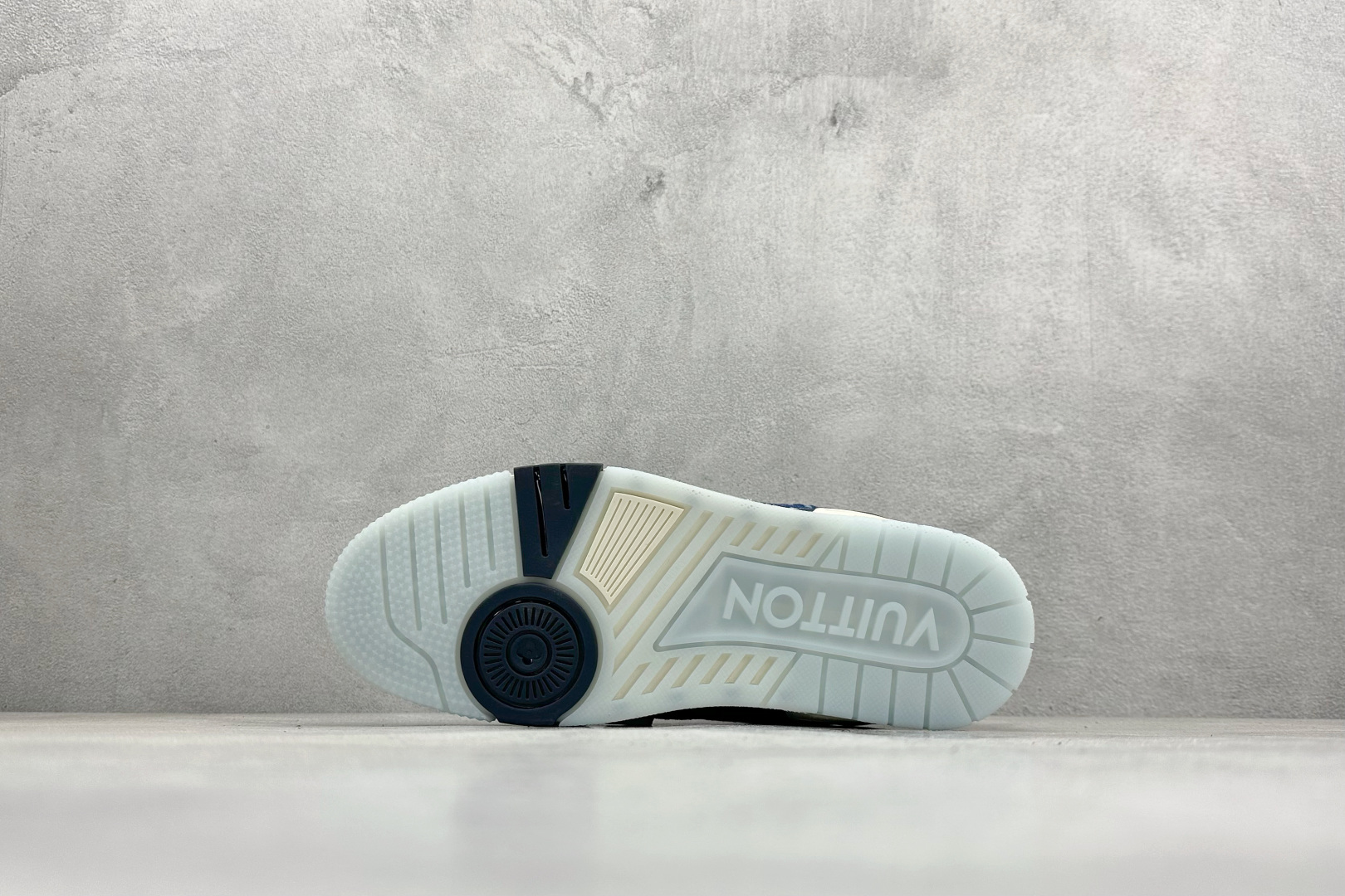 YS纯原广奢高端货 LOUIS VUITT×Nigo 联名款 路易威登 LV Trainer FW25 牛皮革 蓝色