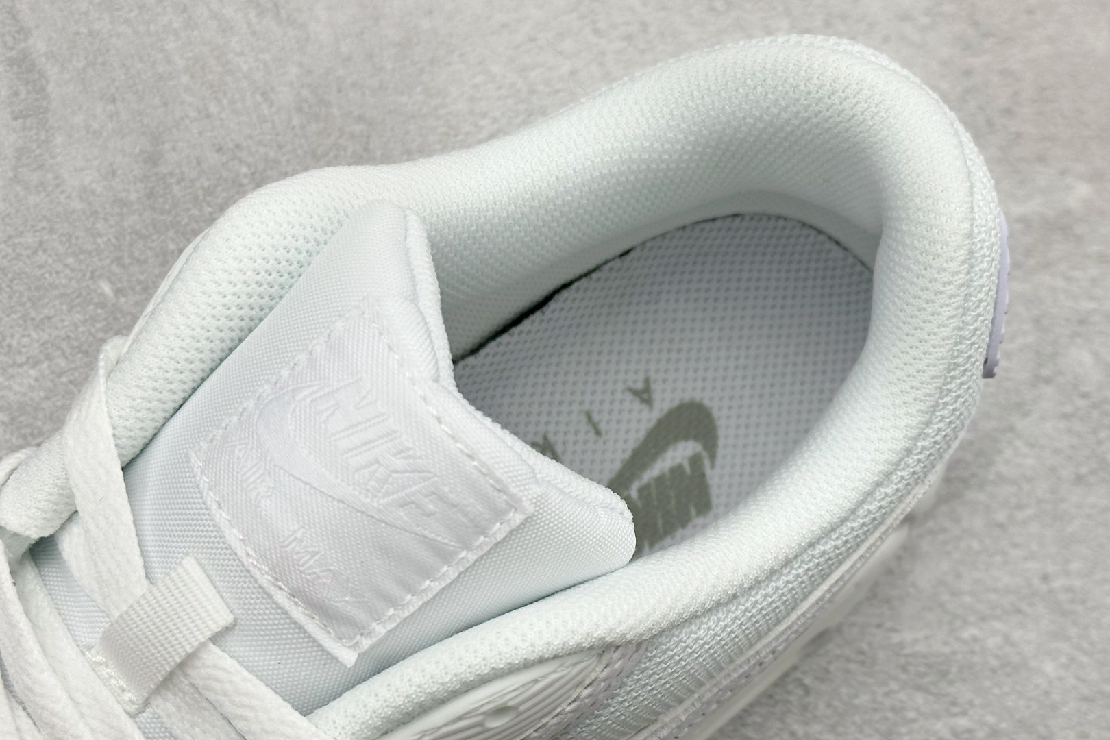 Nike Air Max 90 耐克复古气垫跑鞋 CN8490-100