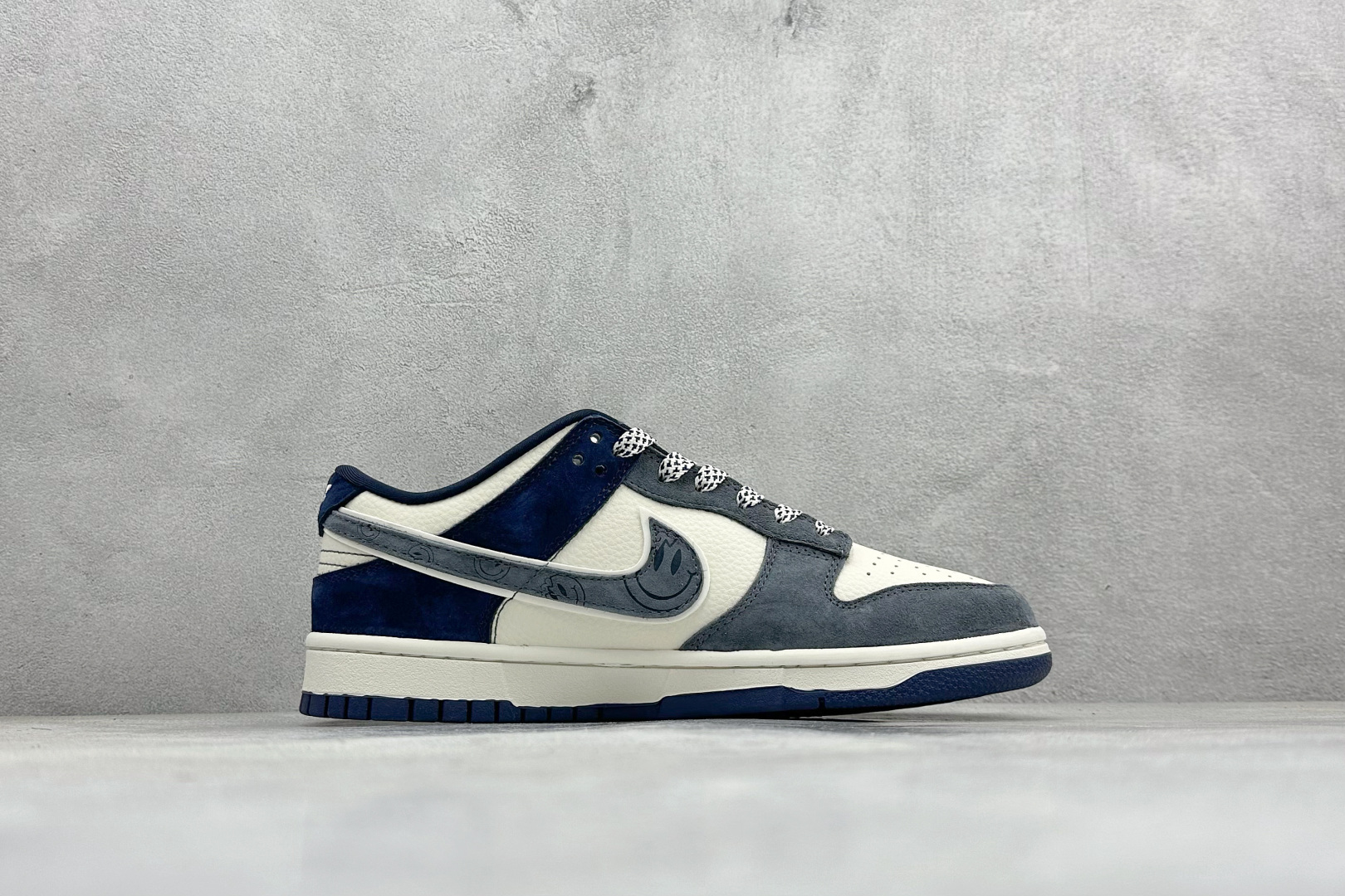Nike SB Dunk Low“ 北面联名—米灰蓝笑脸” 周年高端定制 低帮休闲板鞋 MN1688-102