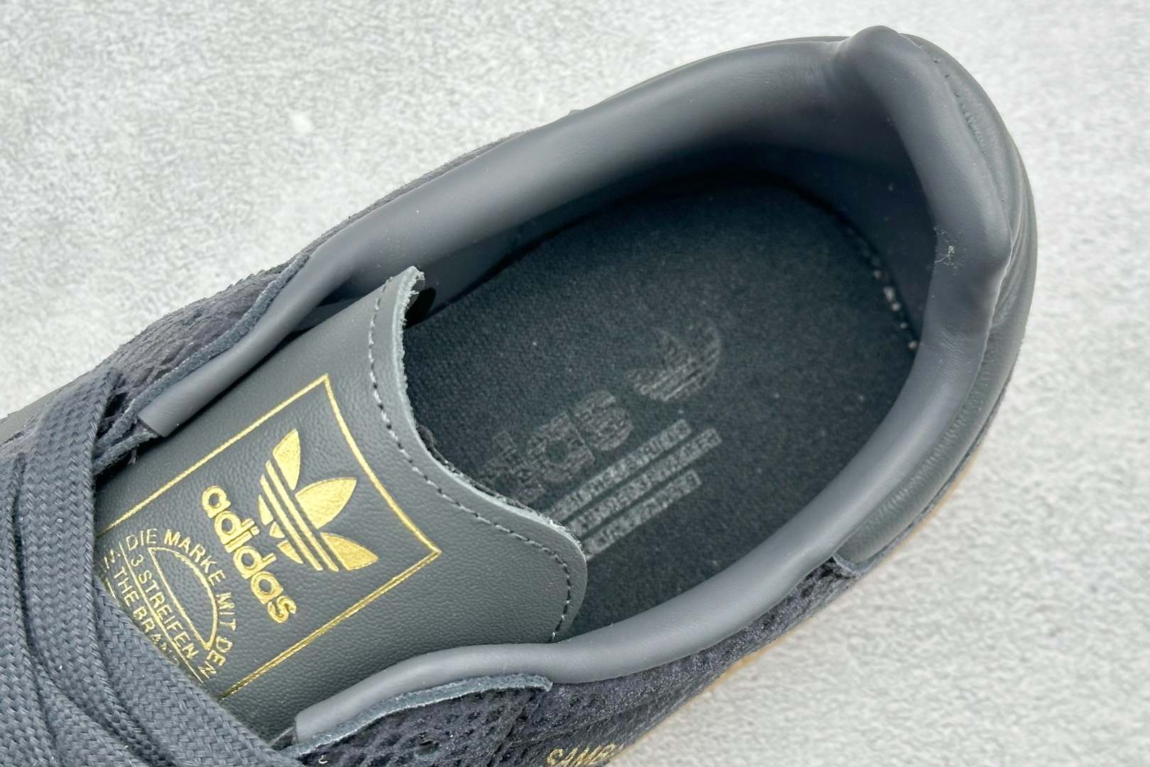 XL版AdidOriginals Samba 阿迪达斯三叶草 桑巴舞系列绅士德训足球风百搭低帮休闲运动板鞋 JQ3532-莆田鞋,莆田鞋货源,高仿鞋,高仿鞋货源,安福档口,莆田高仿鞋,莆田鞋批发,高仿鞋批发,莆田高仿运动鞋,高仿运动鞋,莆田运动鞋 XL版AdidOriginals Samba 阿迪达斯三叶草 桑巴舞系列绅士德训足球风百搭低帮休闲运动板鞋 JQ3532