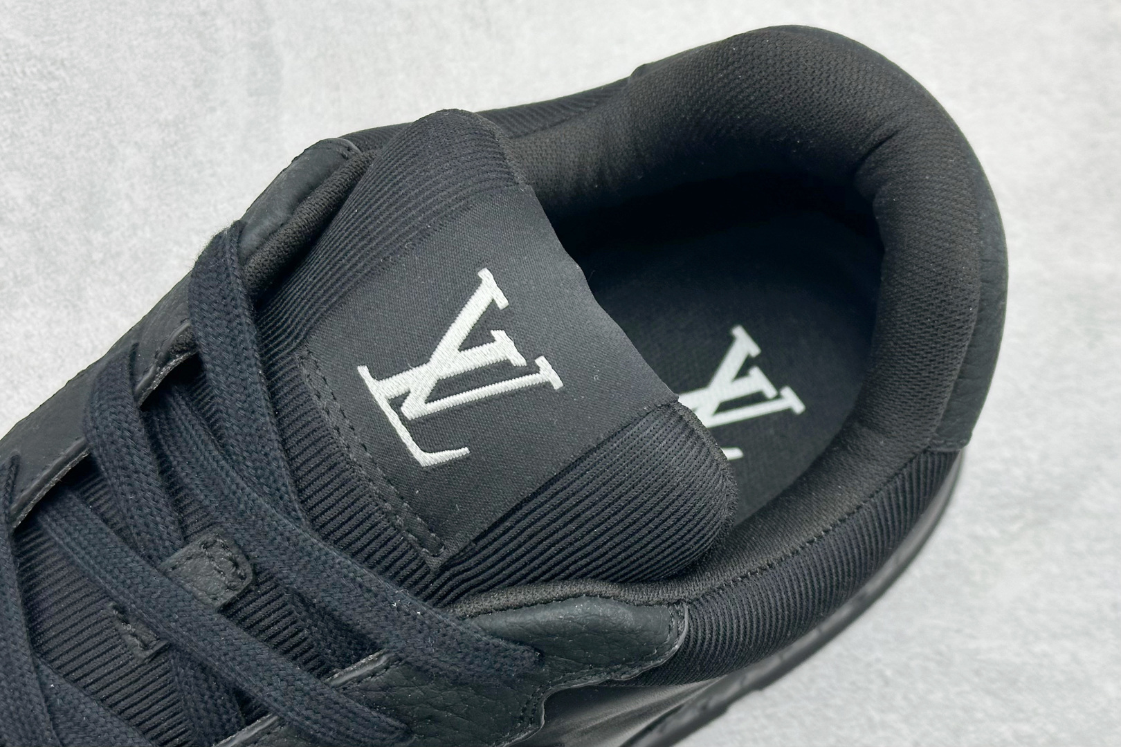 YS纯原LOUIS VUITT2025 秋冬男士系列 Classic 牛皮革 圆头系带 低帮生活休闲鞋 黑色