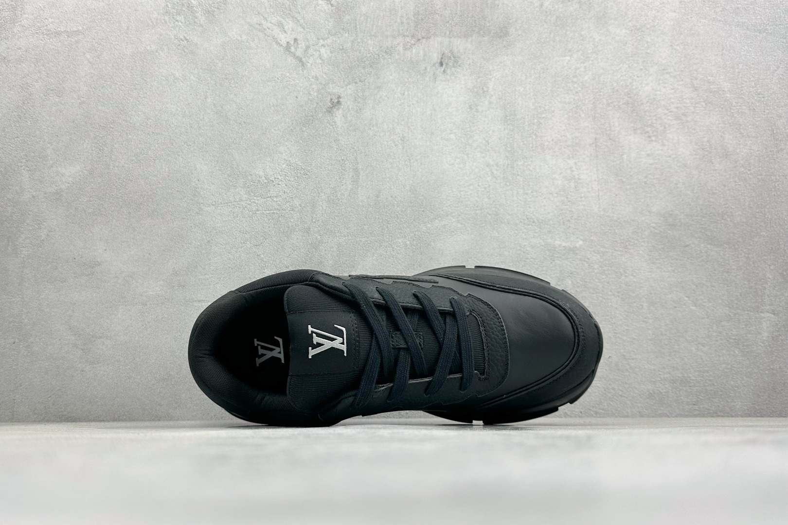 YS纯原LOUIS VUITT2025 秋冬男士系列 Classic 牛皮革 圆头系带 低帮生活休闲鞋 黑色