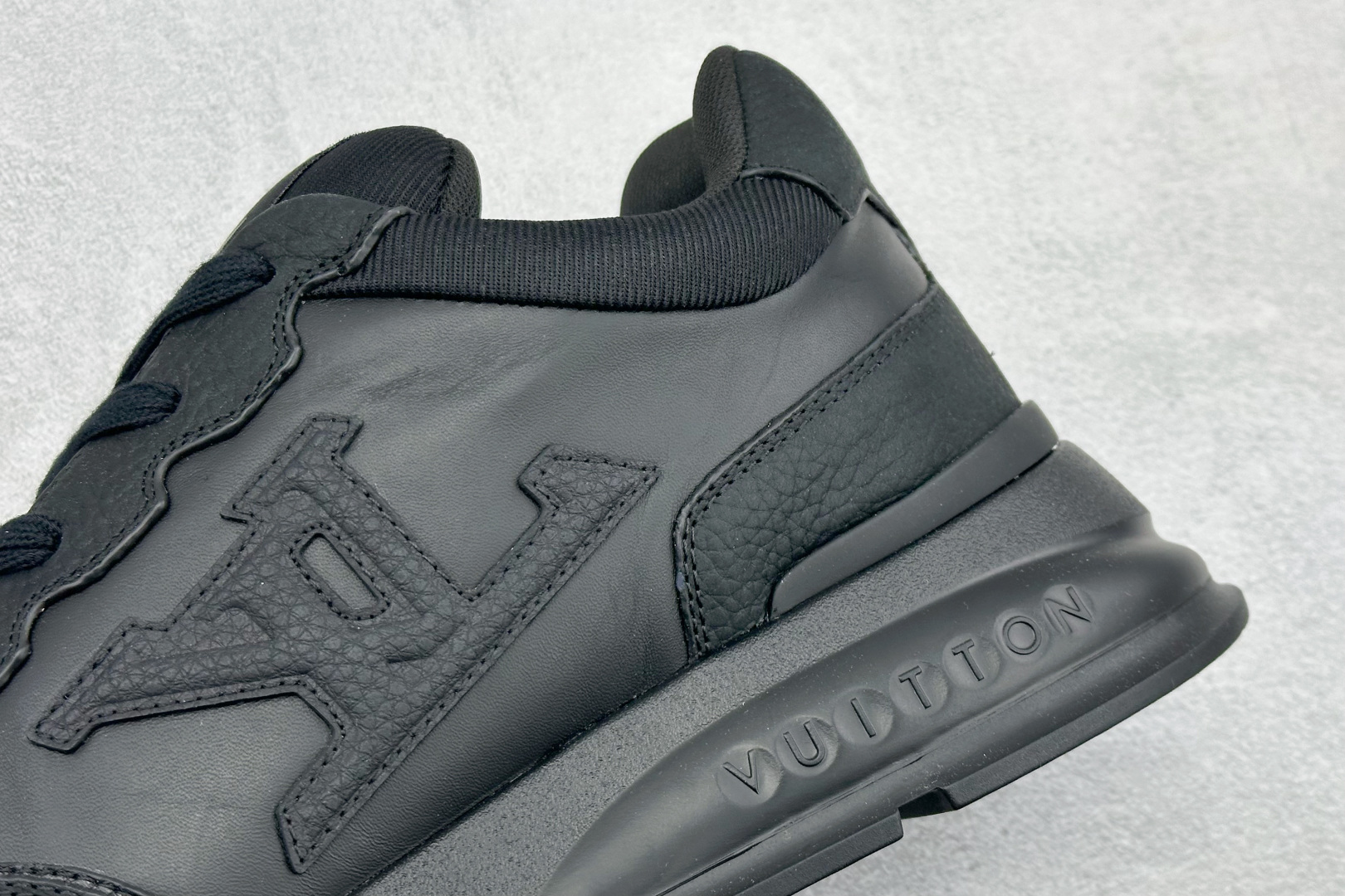 YS纯原LOUIS VUITT2025 秋冬男士系列 Classic 牛皮革 圆头系带 低帮生活休闲鞋 黑色