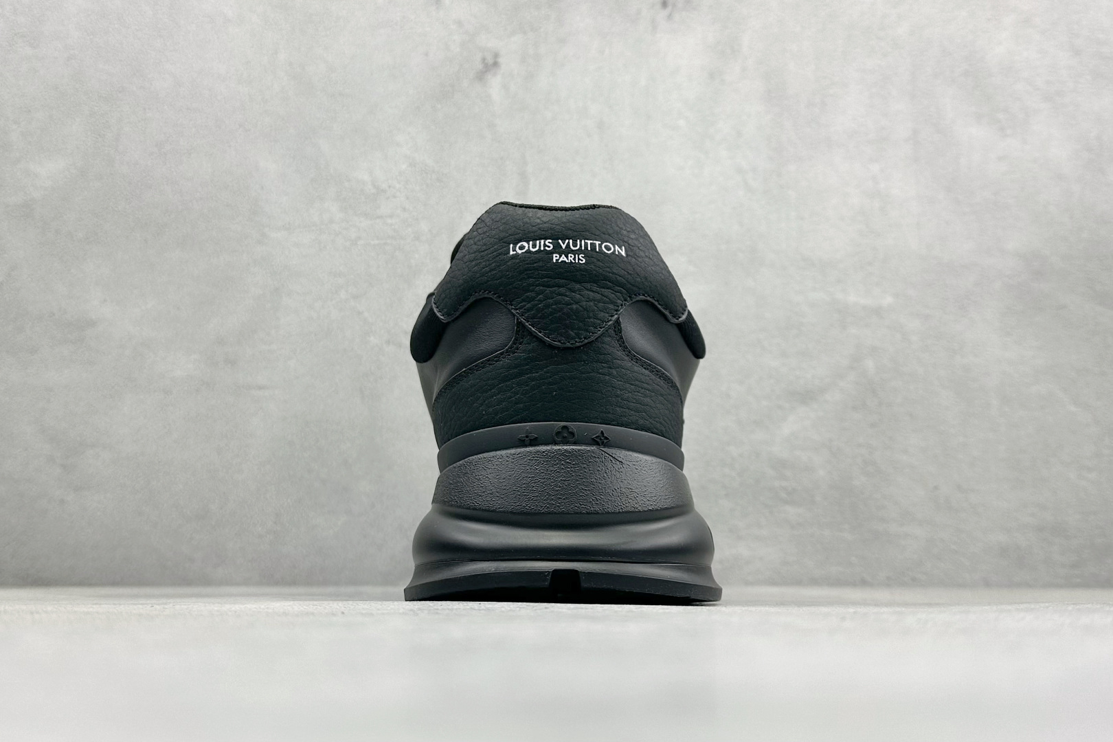 YS纯原LOUIS VUITT2025 秋冬男士系列 Classic 牛皮革 圆头系带 低帮生活休闲鞋 黑色