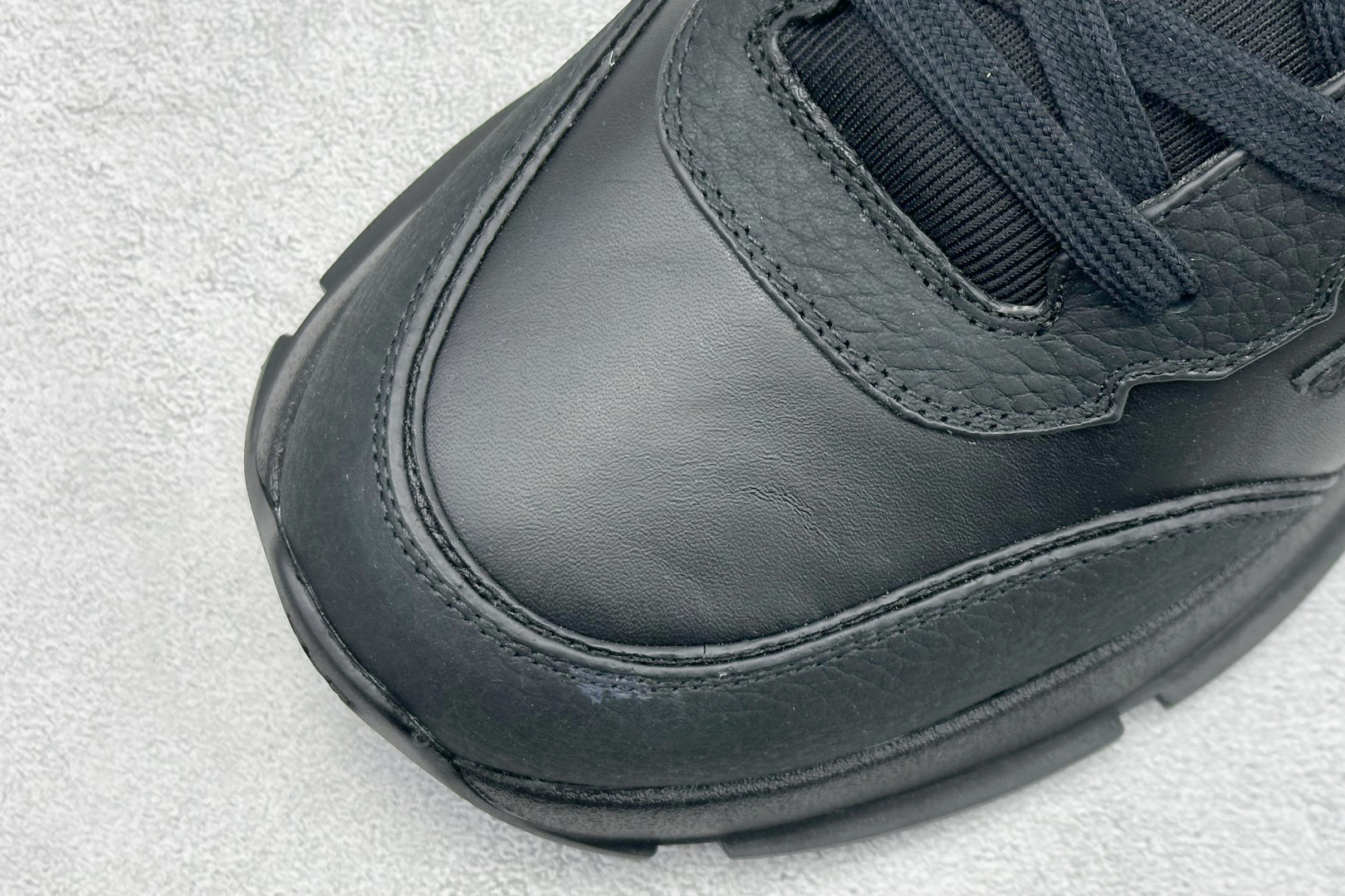 YS纯原LOUIS VUITT2025 秋冬男士系列 Classic 牛皮革 圆头系带 低帮生活休闲鞋 黑色