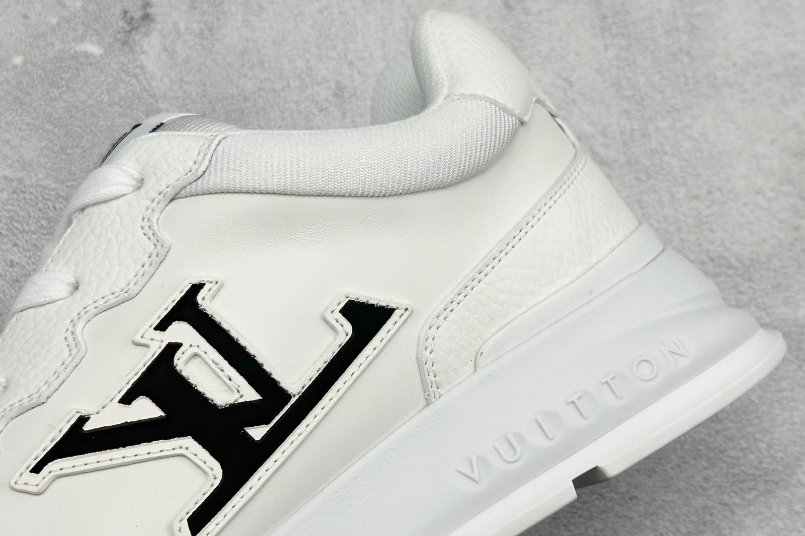 YS纯原LOUIS VUITT2025 秋冬男士系列 Classic 牛皮革 圆头系带 低帮生活休闲鞋 白色