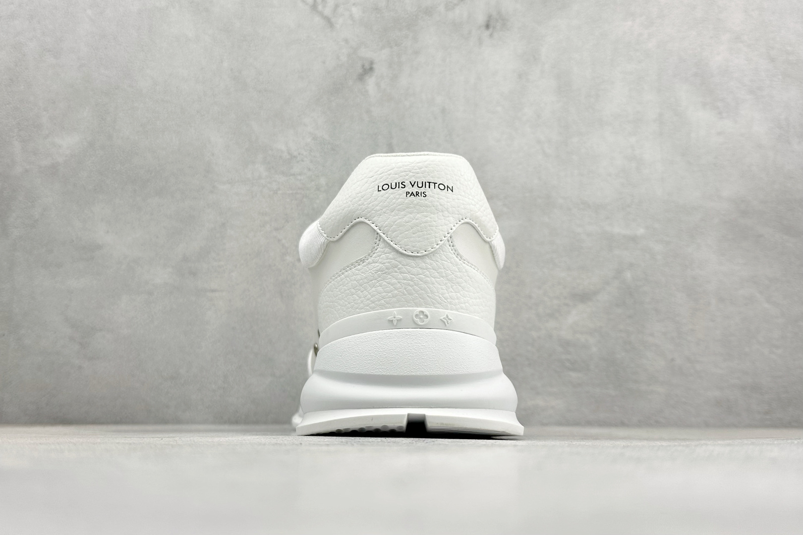 YS纯原LOUIS VUITT2025 秋冬男士系列 Classic 牛皮革 圆头系带 低帮生活休闲鞋 白色