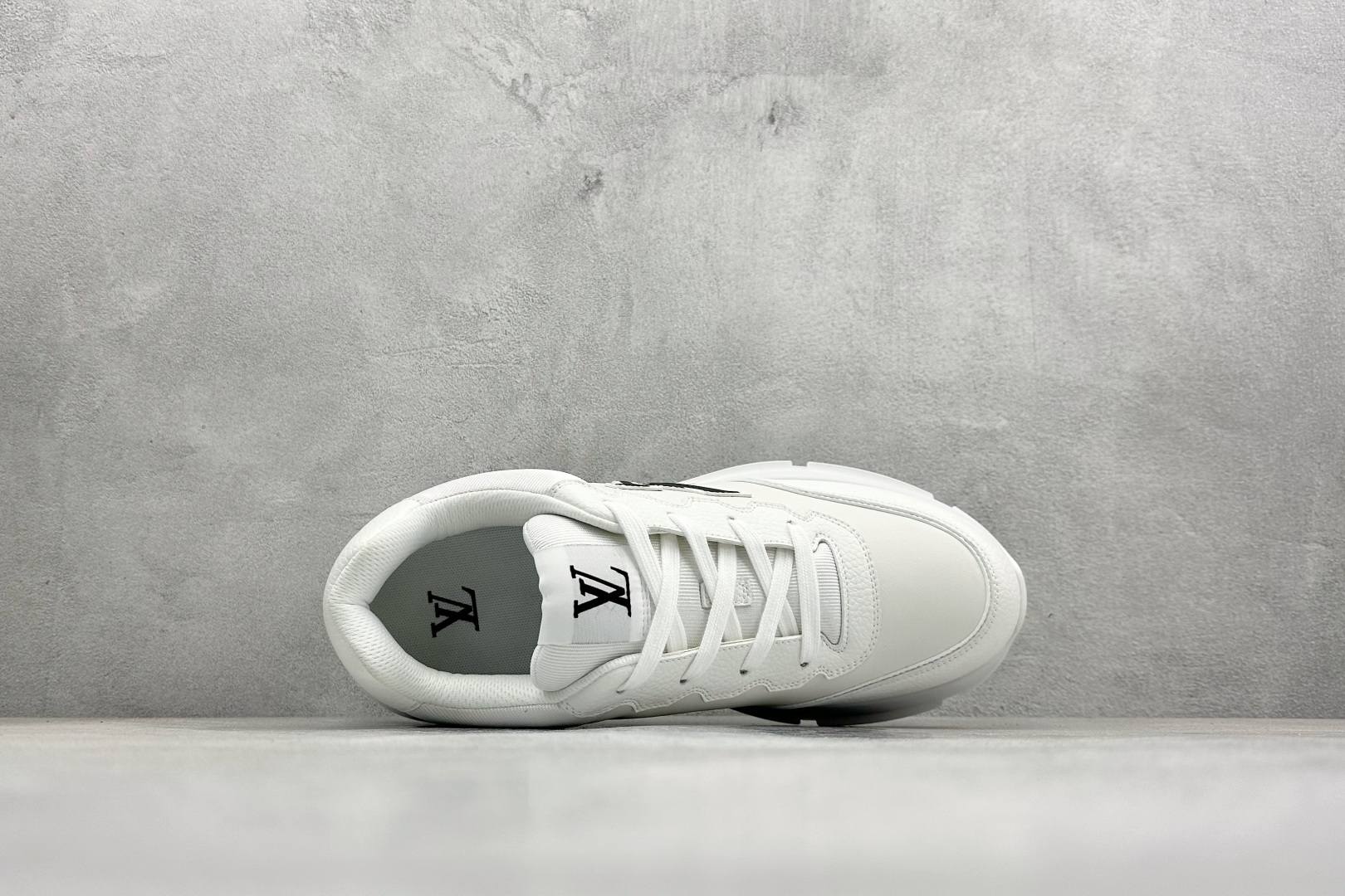 YS纯原LOUIS VUITT2025 秋冬男士系列 Classic 牛皮革 圆头系带 低帮生活休闲鞋 白色