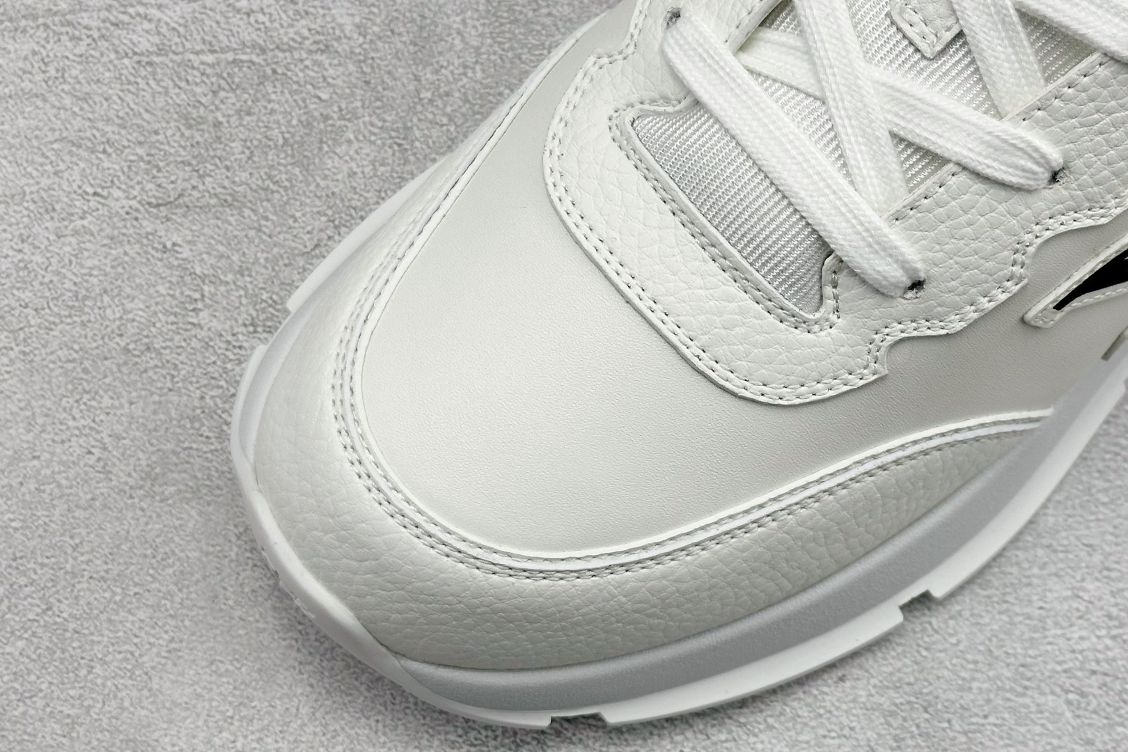 YS纯原LOUIS VUITT2025 秋冬男士系列 Classic 牛皮革 圆头系带 低帮生活休闲鞋 白色