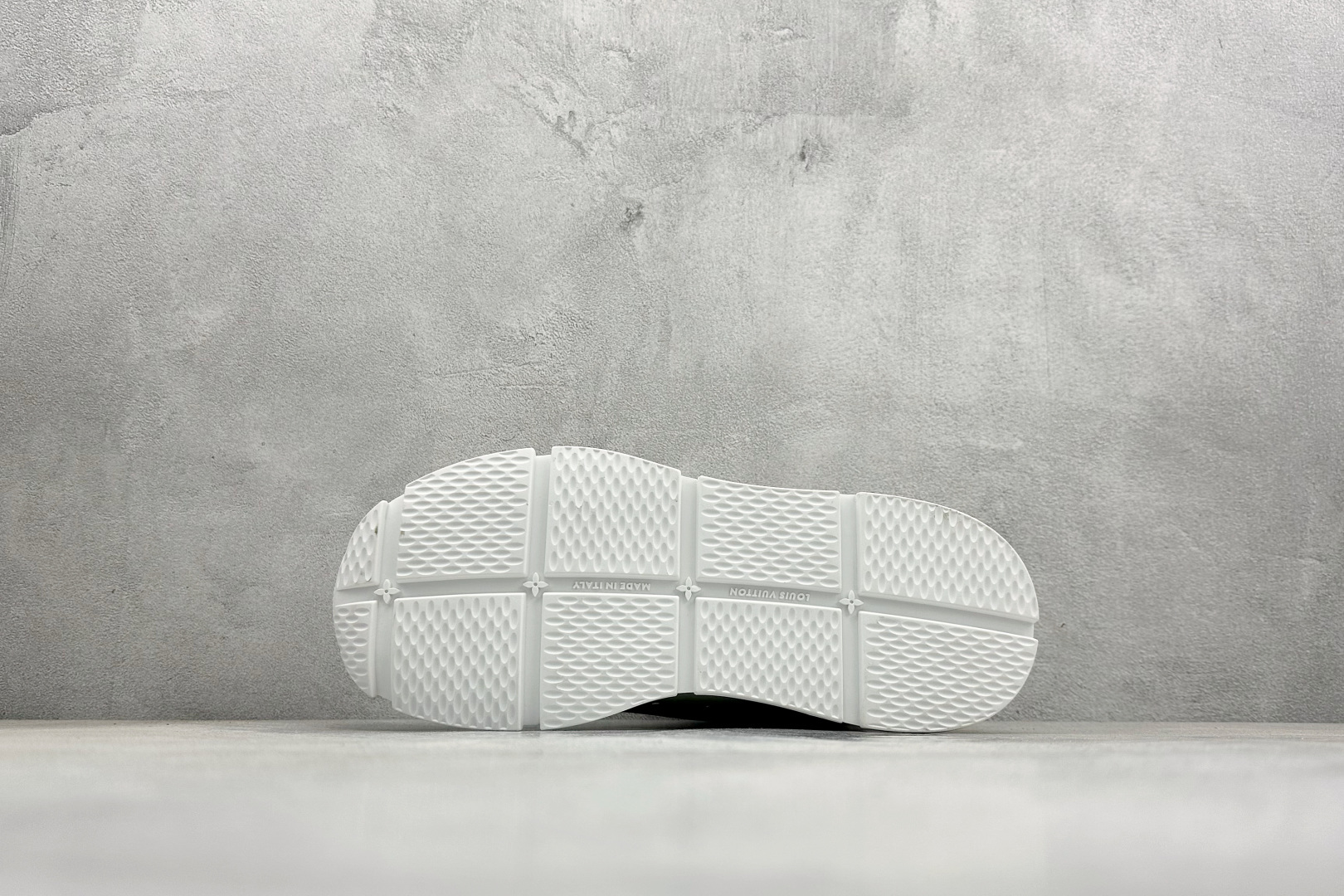 YS纯原LOUIS VUITT2025 秋冬男士系列 Classic 牛皮革 圆头系带 低帮生活休闲鞋 白色