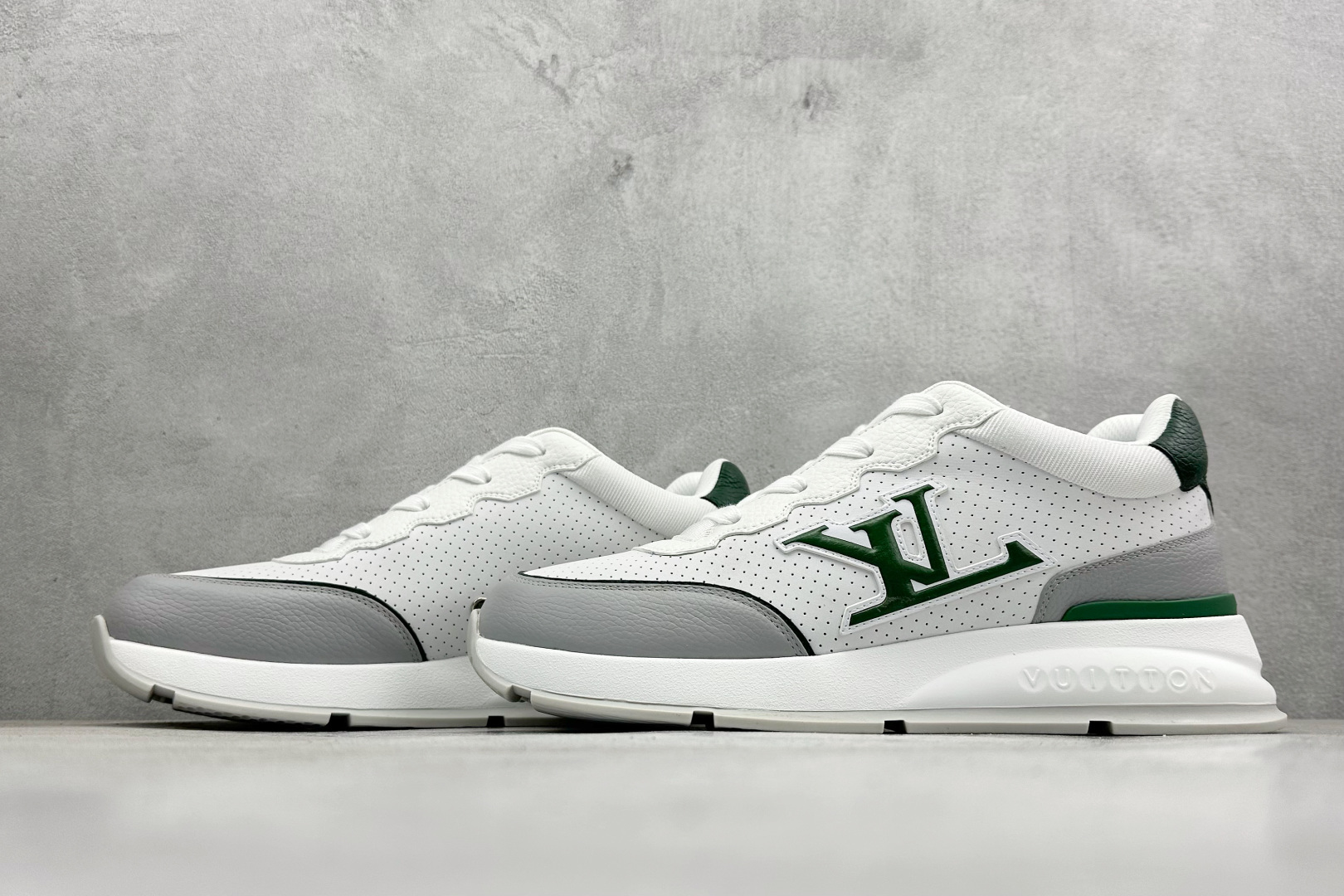 YS纯原LOUIS VUITT2025 秋冬男士系列 Classic 牛皮革 圆头系带 低帮生活休闲鞋 白绿色