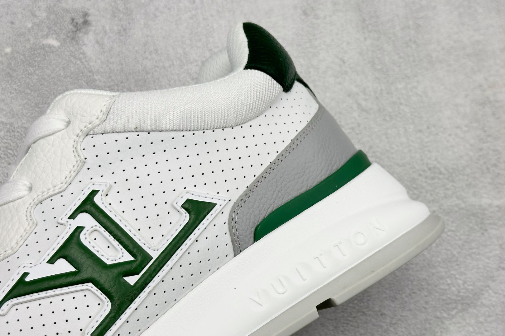 YS纯原LOUIS VUITT2025 秋冬男士系列 Classic 牛皮革 圆头系带 低帮生活休闲鞋 白绿色