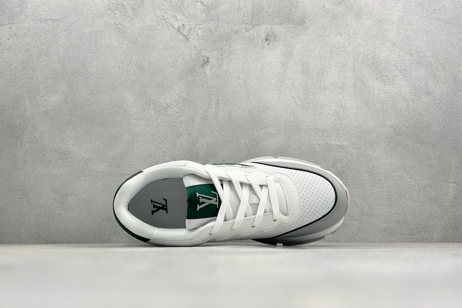 YS纯原LOUIS VUITT2025 秋冬男士系列 Classic 牛皮革 圆头系带 低帮生活休闲鞋 白绿色