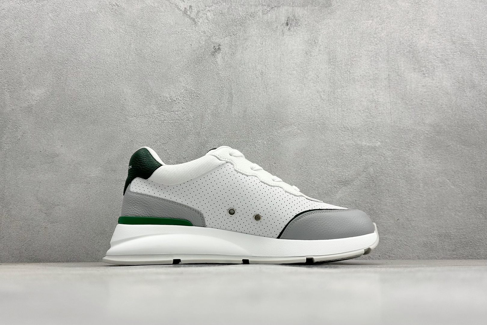 YS纯原LOUIS VUITT2025 秋冬男士系列 Classic 牛皮革 圆头系带 低帮生活休闲鞋 白绿色