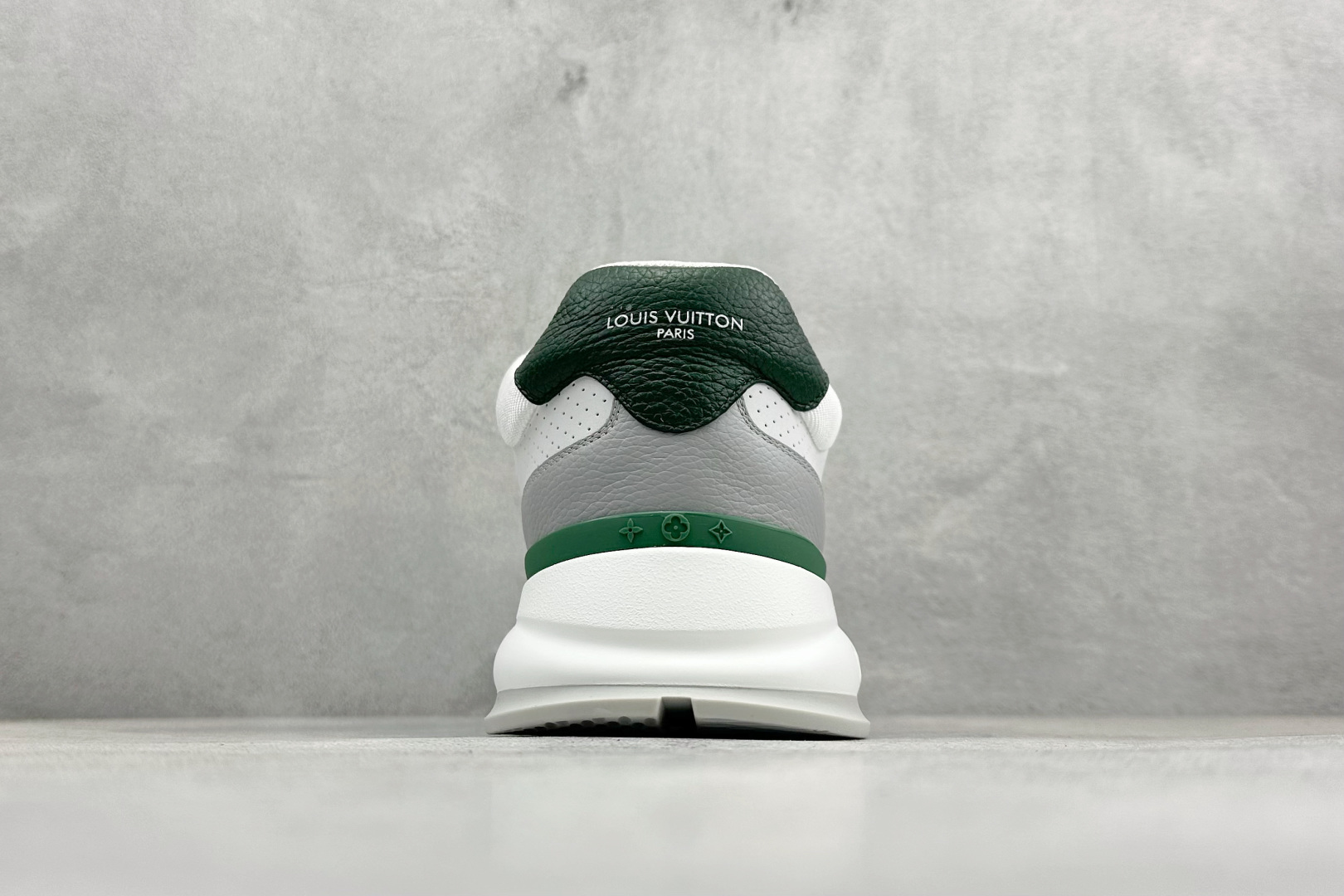 YS纯原LOUIS VUITT2025 秋冬男士系列 Classic 牛皮革 圆头系带 低帮生活休闲鞋 白绿色