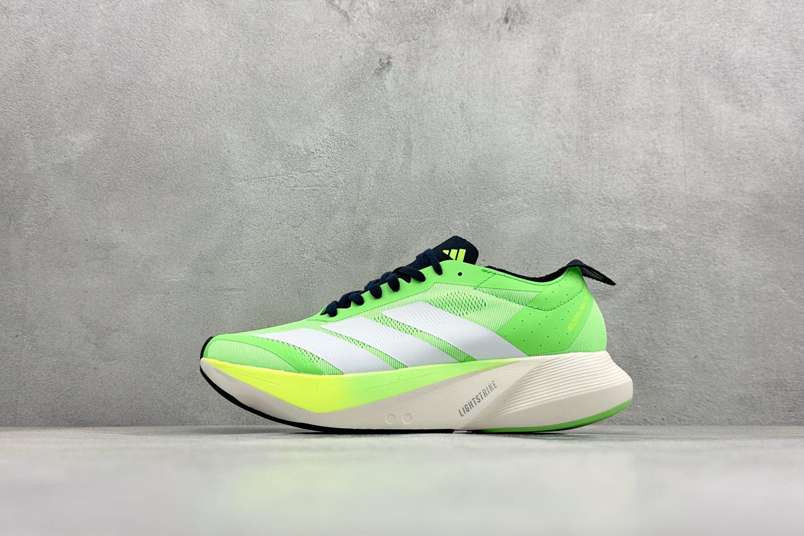 Adidas Adizero Drive Rc M 减震透气休闲训练跑步鞋 沿袭 ADIZERO 系列传统专为训练备赛设计的专业跑鞋TORSION SYSTEM 技术支撑快跑带来的落地冲击力网材鞋面透气 透湿 排汗橡胶外底 防滑耐磨 货号: JR9378 编码:29