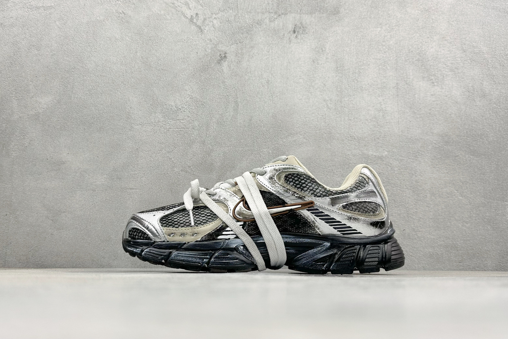 Nike V5 RNR 复古做旧 解构绑带舒适百搭防滑耐磨 低帮跑步鞋 舒适有型适合日常穿着 该鞋款延续