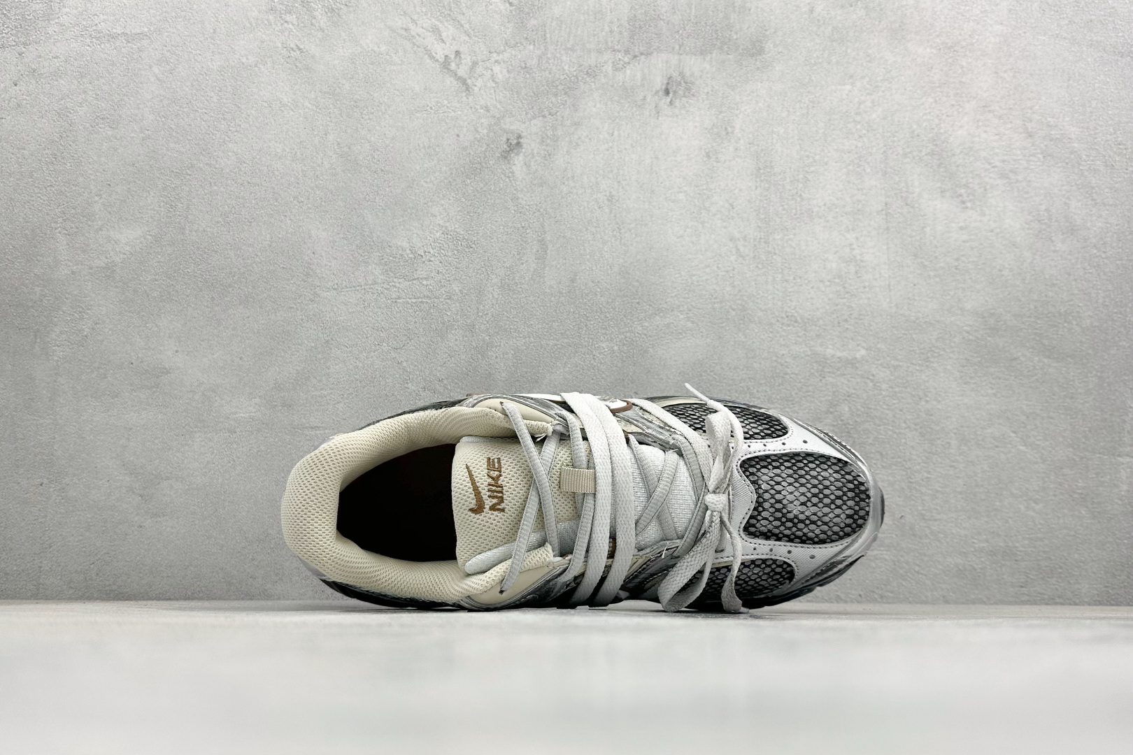 Nike V5 RNR 复古做旧 解构绑带舒适百搭防滑耐磨 低帮跑步鞋 舒适有型适合日常穿着 该鞋款延续