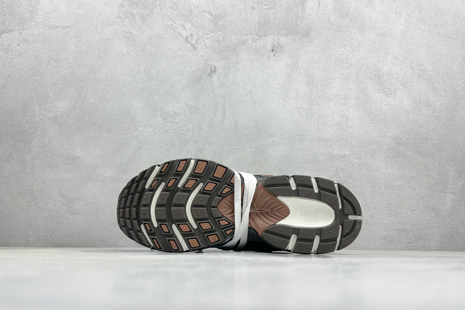 Nike V5 RNR 复古做旧 解构绑带舒适百搭防滑耐磨 低帮跑步鞋 舒适有型适合日常穿着 该鞋款延续