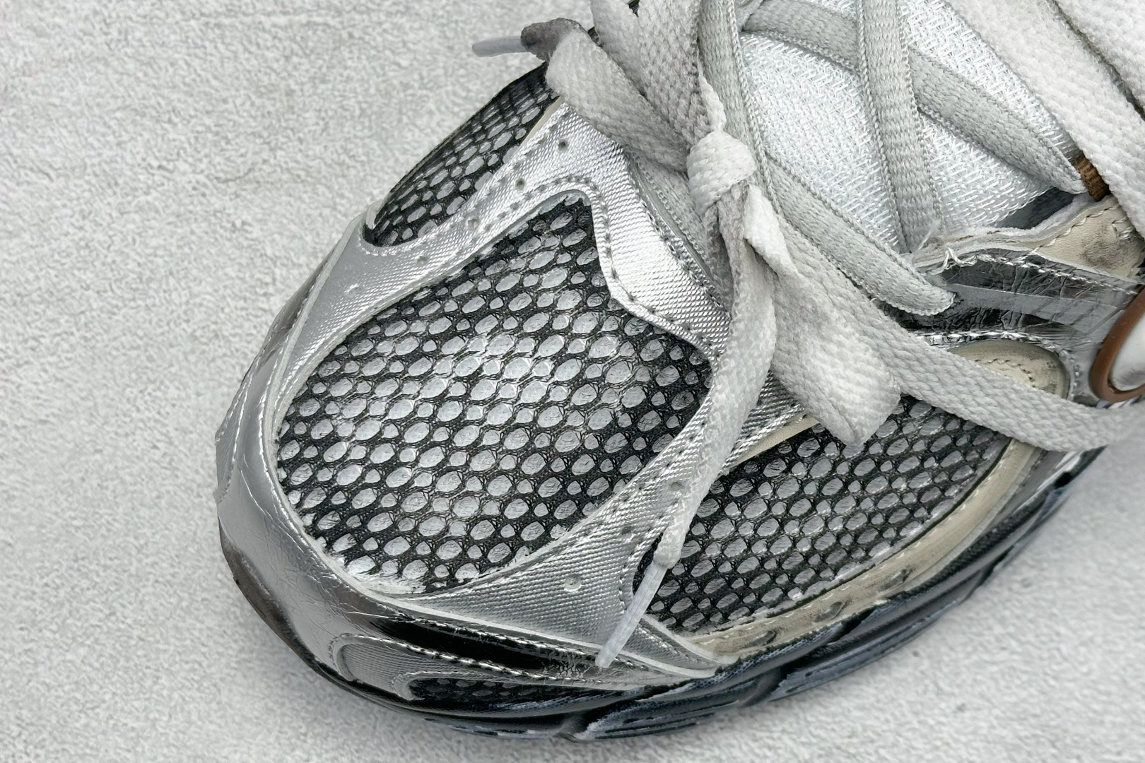 Nike V5 RNR 复古做旧 解构绑带舒适百搭防滑耐磨 低帮跑步鞋 舒适有型适合日常穿着 该鞋款延续