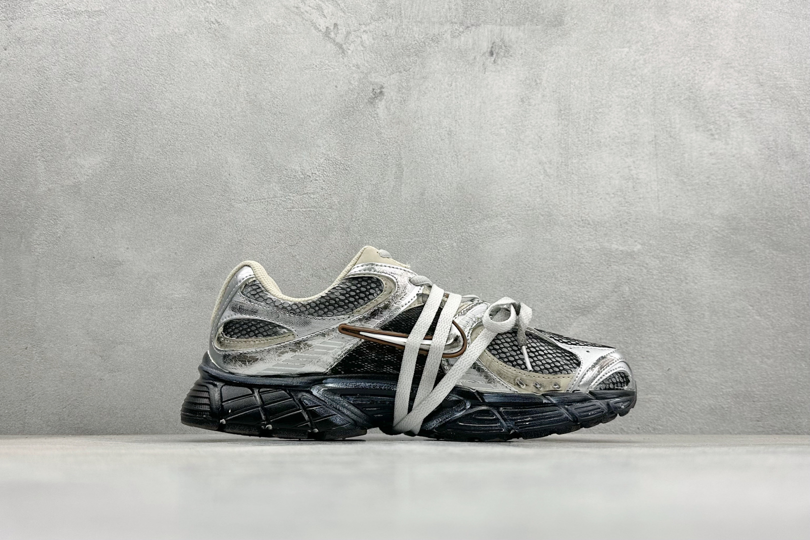 Nike V5 RNR 复古做旧 解构绑带舒适百搭防滑耐磨 低帮跑步鞋 舒适有型适合日常穿着 该鞋款延续