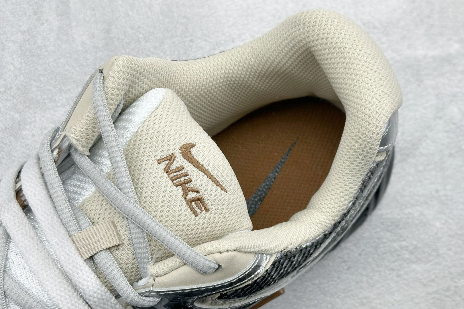 Nike V5 RNR 复古做旧 解构绑带舒适百搭防滑耐磨 低帮跑步鞋 舒适有型适合日常穿着 该鞋款延续