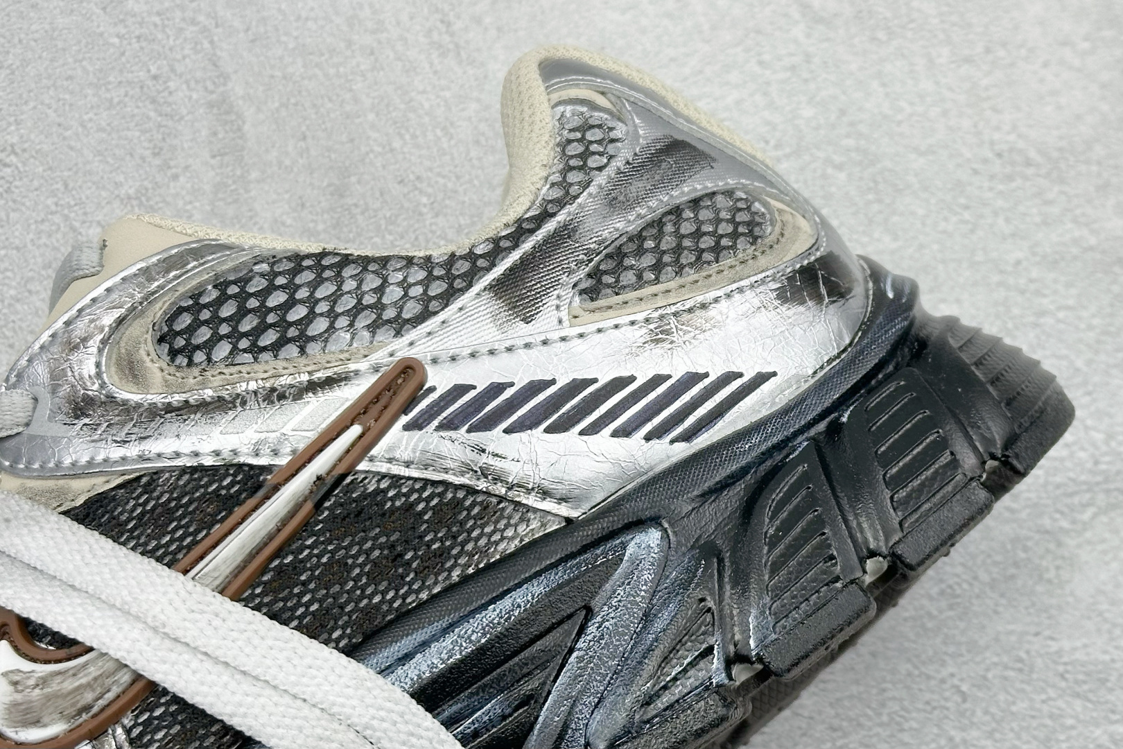 Nike V5 RNR 复古做旧 解构绑带舒适百搭防滑耐磨 低帮跑步鞋 舒适有型适合日常穿着 该鞋款延续