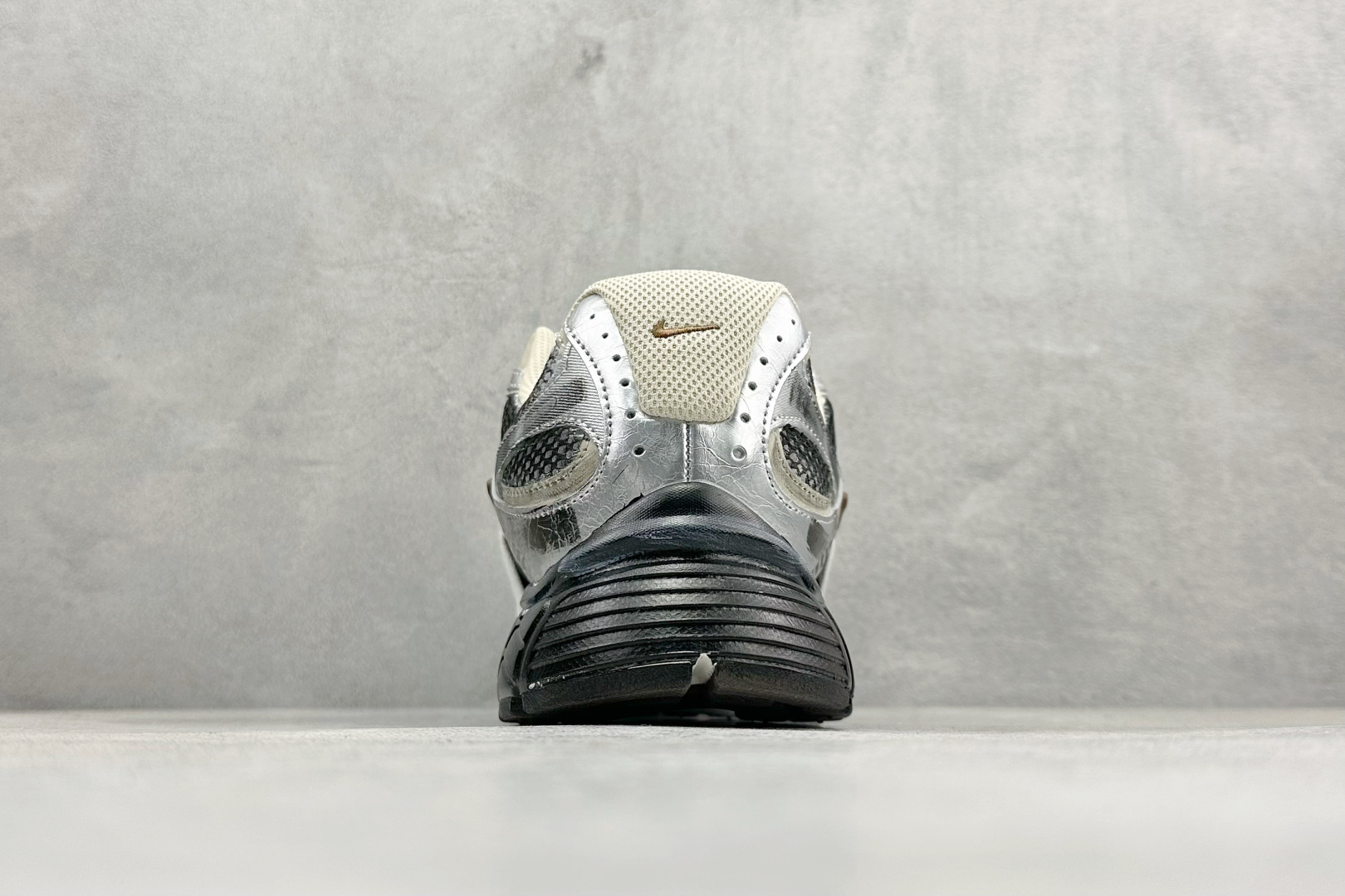 Nike V5 RNR 复古做旧 解构绑带舒适百搭防滑耐磨 低帮跑步鞋 舒适有型适合日常穿着 该鞋款延续