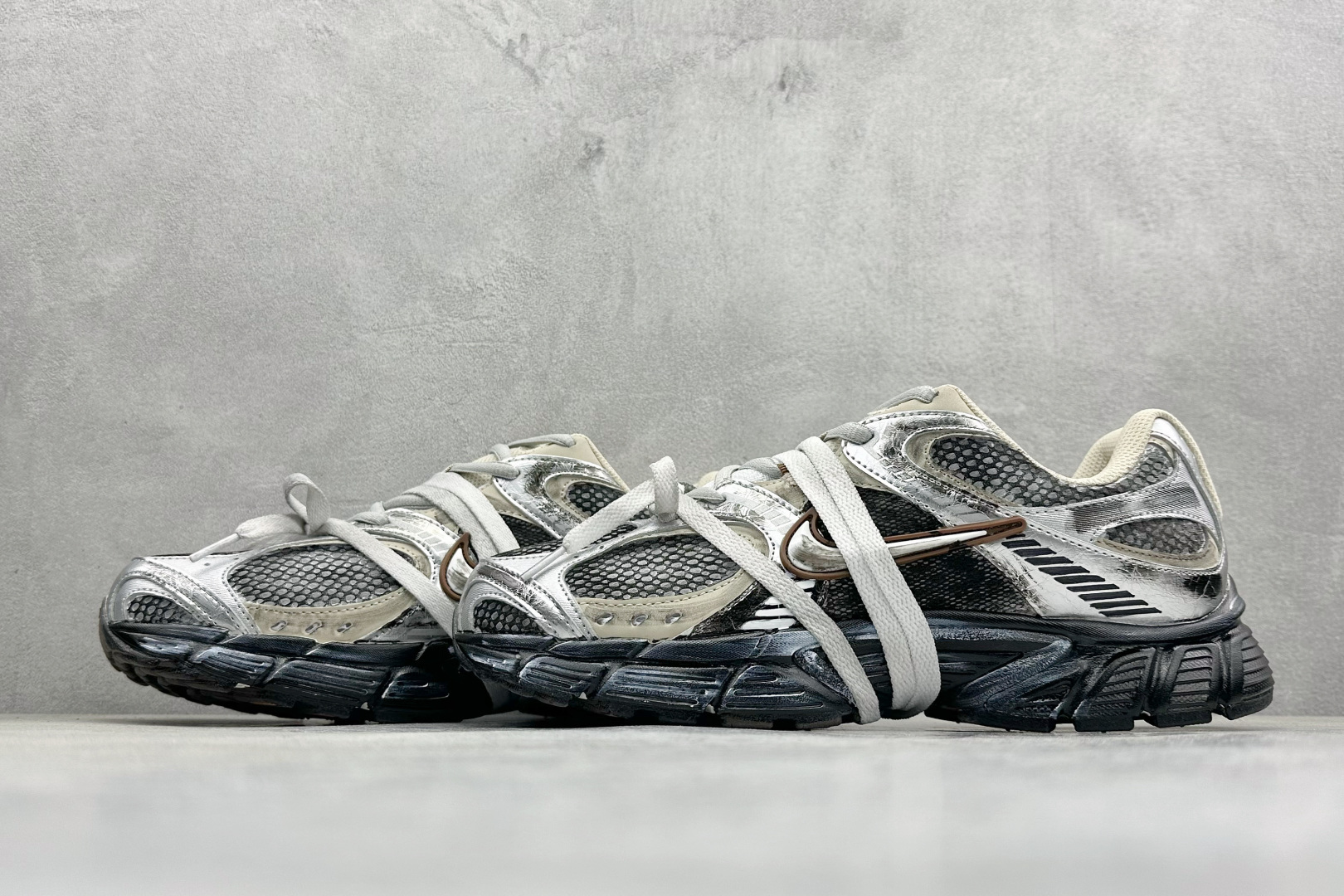 Nike V5 RNR 复古做旧 解构绑带舒适百搭防滑耐磨 低帮跑步鞋 舒适有型适合日常穿着 该鞋款延续