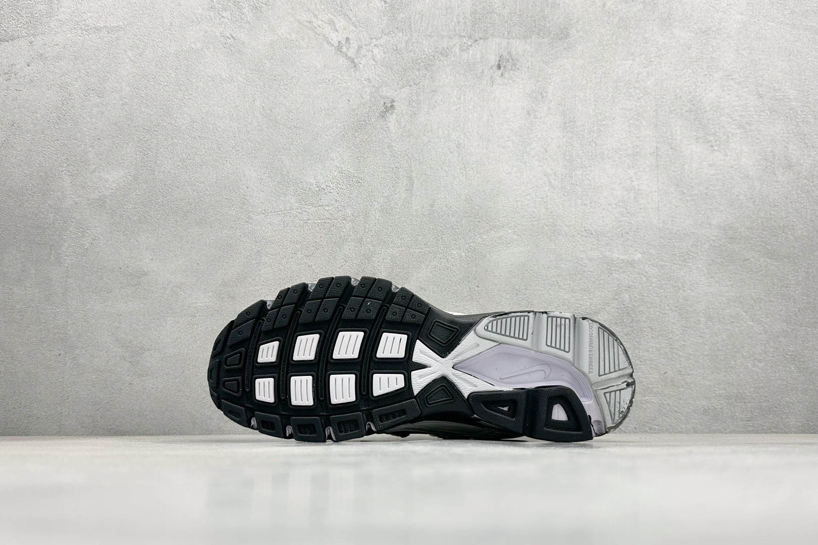 NIKE INITIATOR创始者系列复古休闲运动舒适跑鞋 采用透气网眼鞋面和支撑覆盖层，自然运动设计的