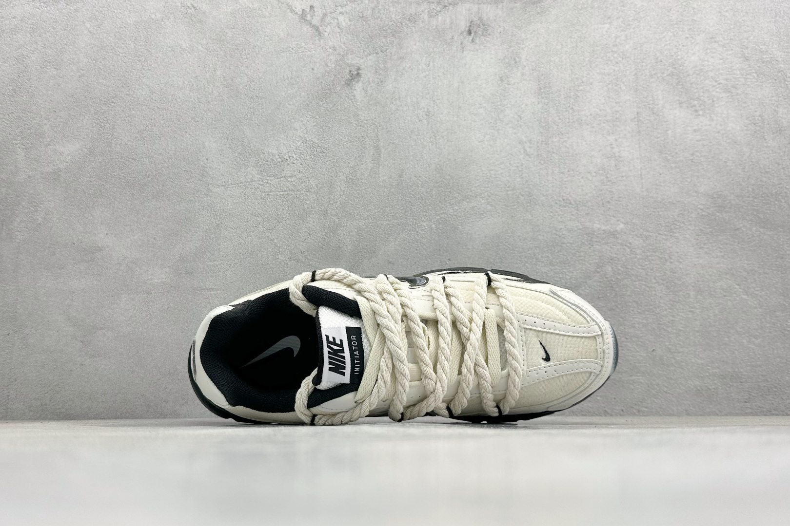 NIKE INITIATOR创始者系列复古休闲运动舒适跑鞋 采用透气网眼鞋面和支撑覆盖层，自然运动设计的