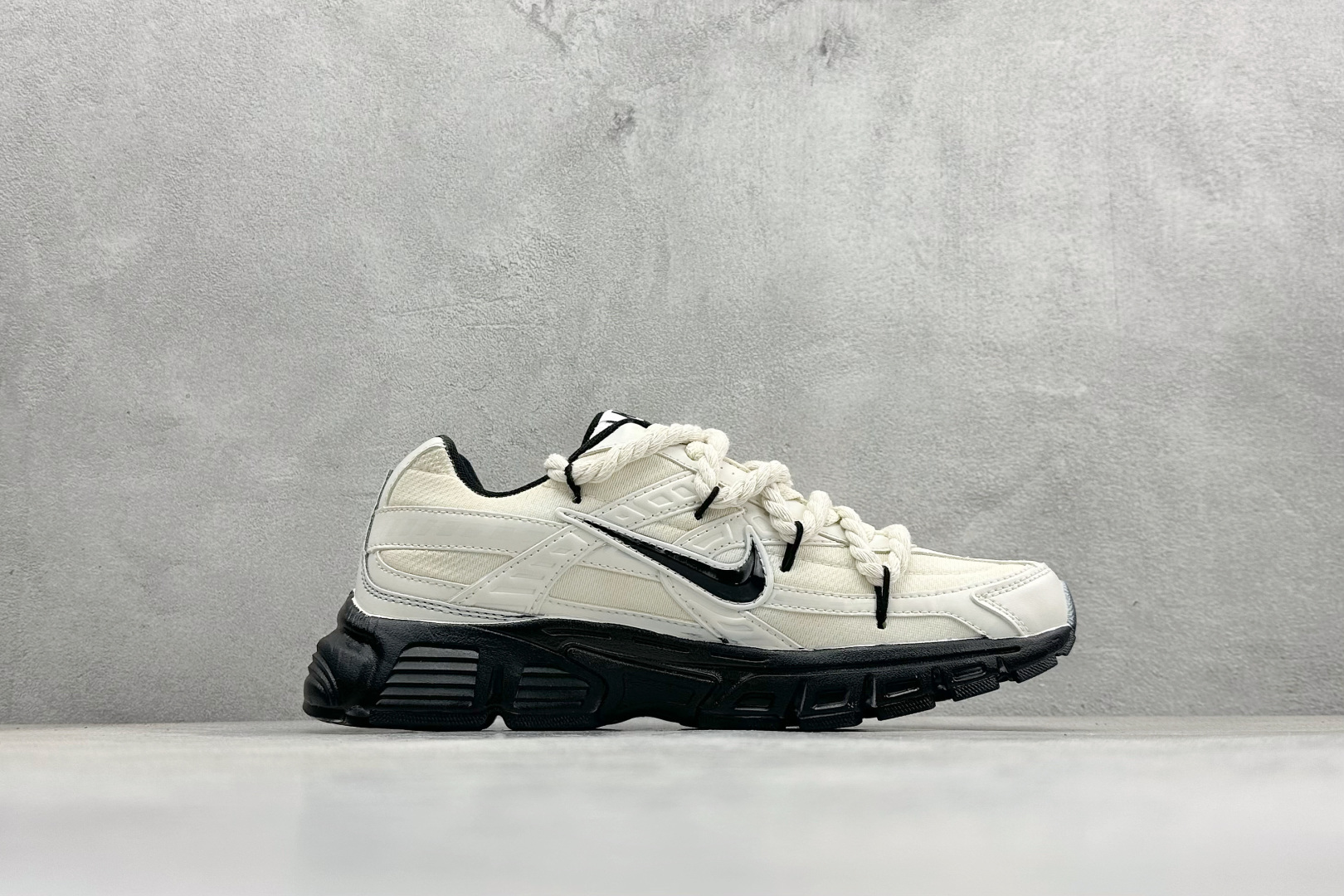 NIKE INITIATOR创始者系列复古休闲运动舒适跑鞋 采用透气网眼鞋面和支撑覆盖层，自然运动设计的