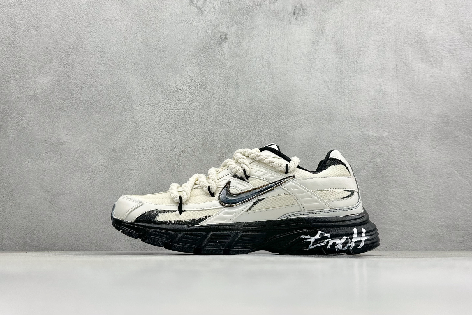 NIKE INITIATOR创始者系列复古休闲运动舒适跑鞋 采用透气网眼鞋面和支撑覆盖层，自然运动设计的