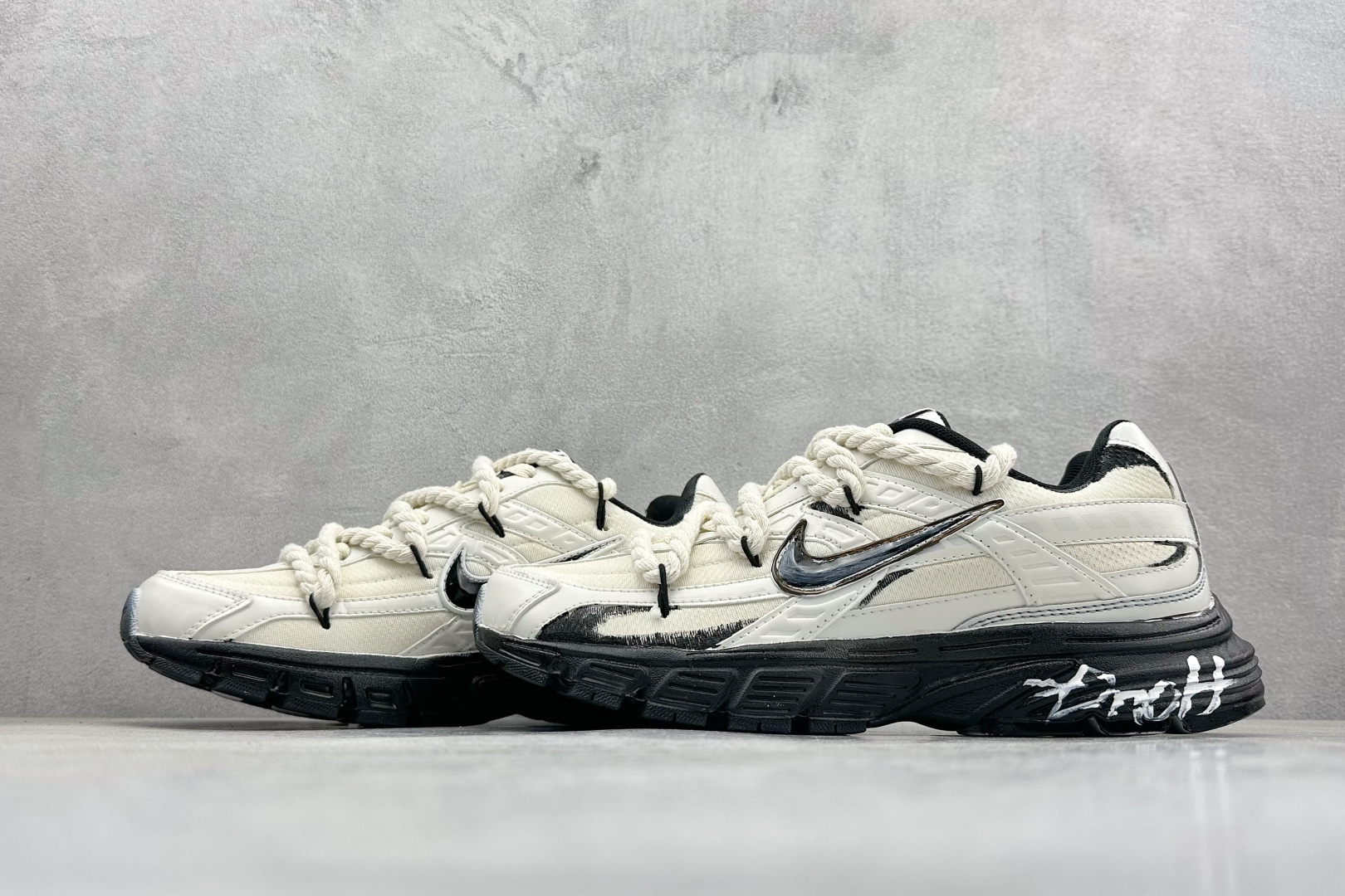 NIKE INITIATOR创始者系列复古休闲运动舒适跑鞋 采用透气网眼鞋面和支撑覆盖层，自然运动设计的